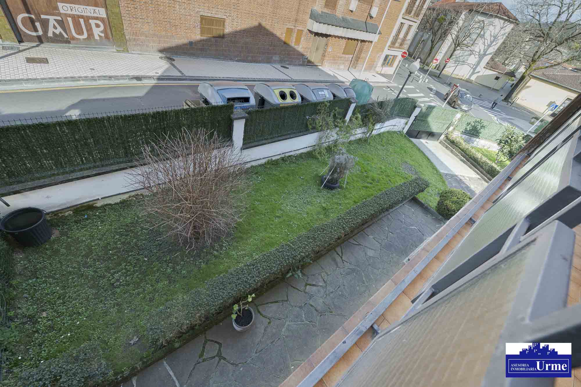 Próxima al ayuntamiento de Irún, villa individual en parcela de 700m2.Dos plantas de 90m2, jardín balcón garaje, txoko. Infórmate!!!