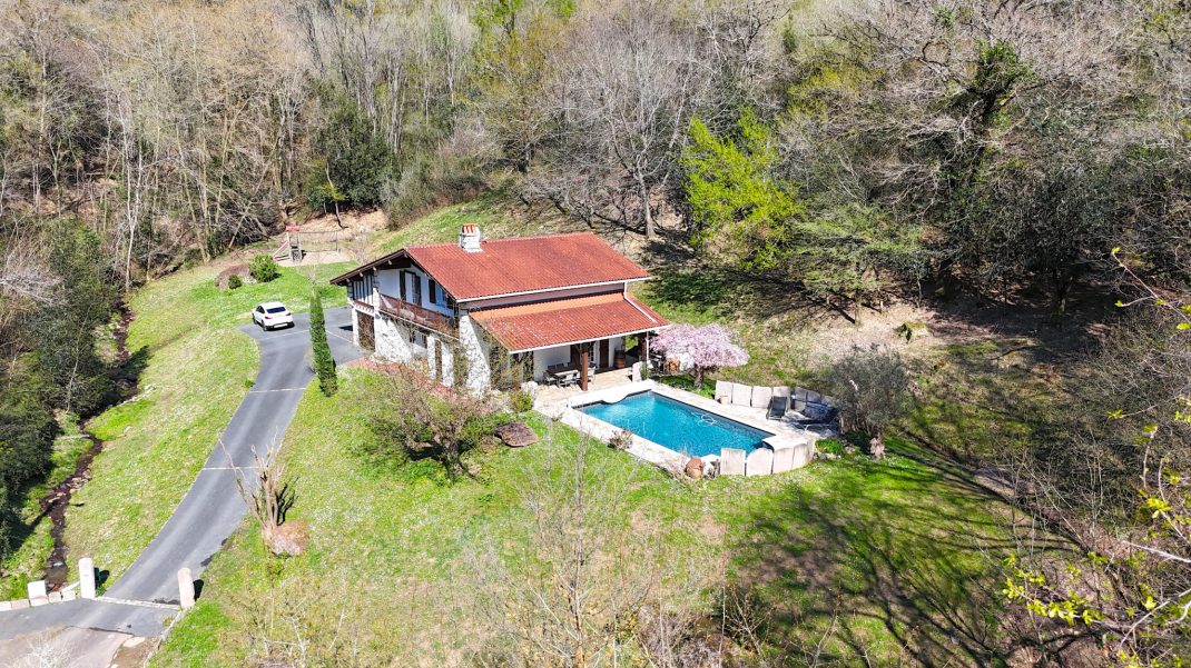En Biriatou, Villa estilo basque con piscina climatizada! Parcela arbolada de 2918m2.Acceso a autopista y frontera a proximidad.Te encantara!! Ven a visitarla