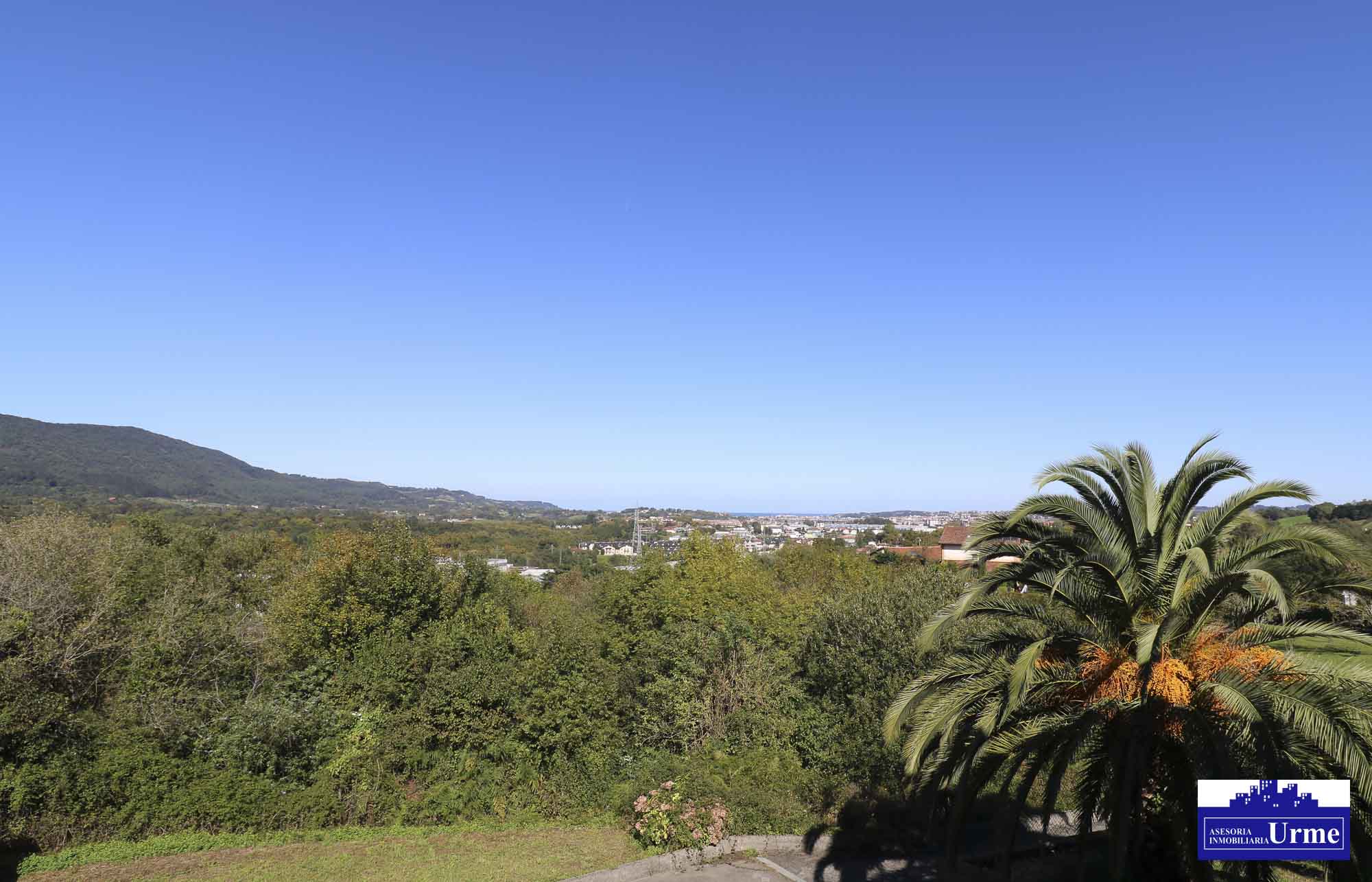 Espectacular villa con piscina en zona tranquila a pocos minutos de Irún. Infórmate!!