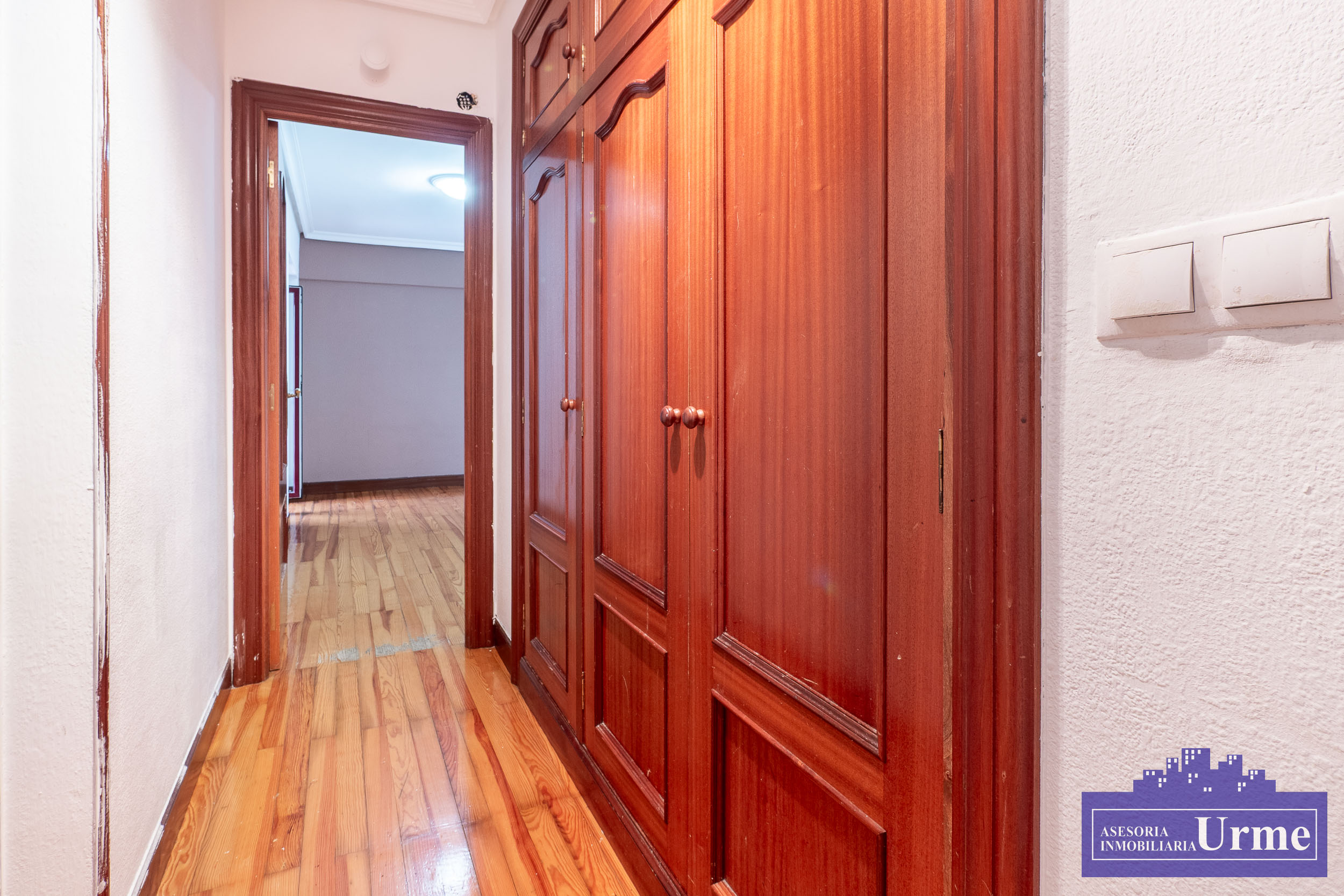 Zona Anzaran, ultima planta, vivienda de 90m2 útiles con terraza, exterior, 3 habitaciones, 2 baños, salón majo cuadrado, cocina equipada. Infórmate!!!!