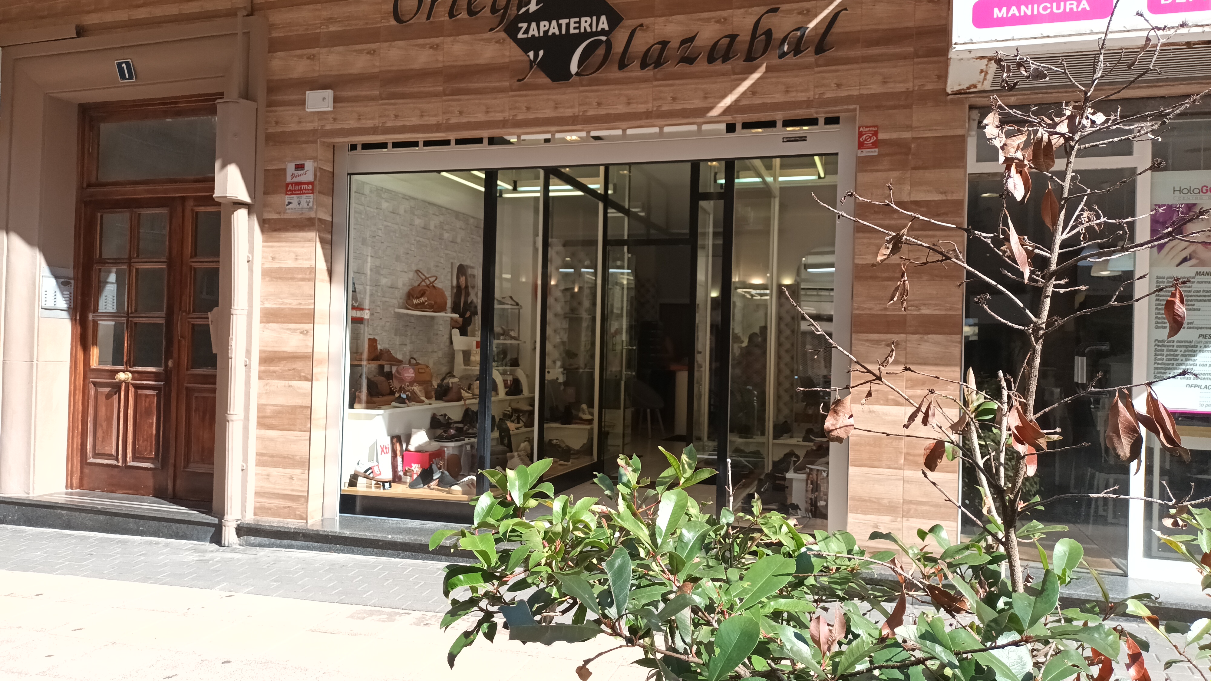 Tu local en Irún! Actualmente tienda de zapatos (35 años) Disponible en venta o alquiler. Infórmate puede ser tu oportunidad!