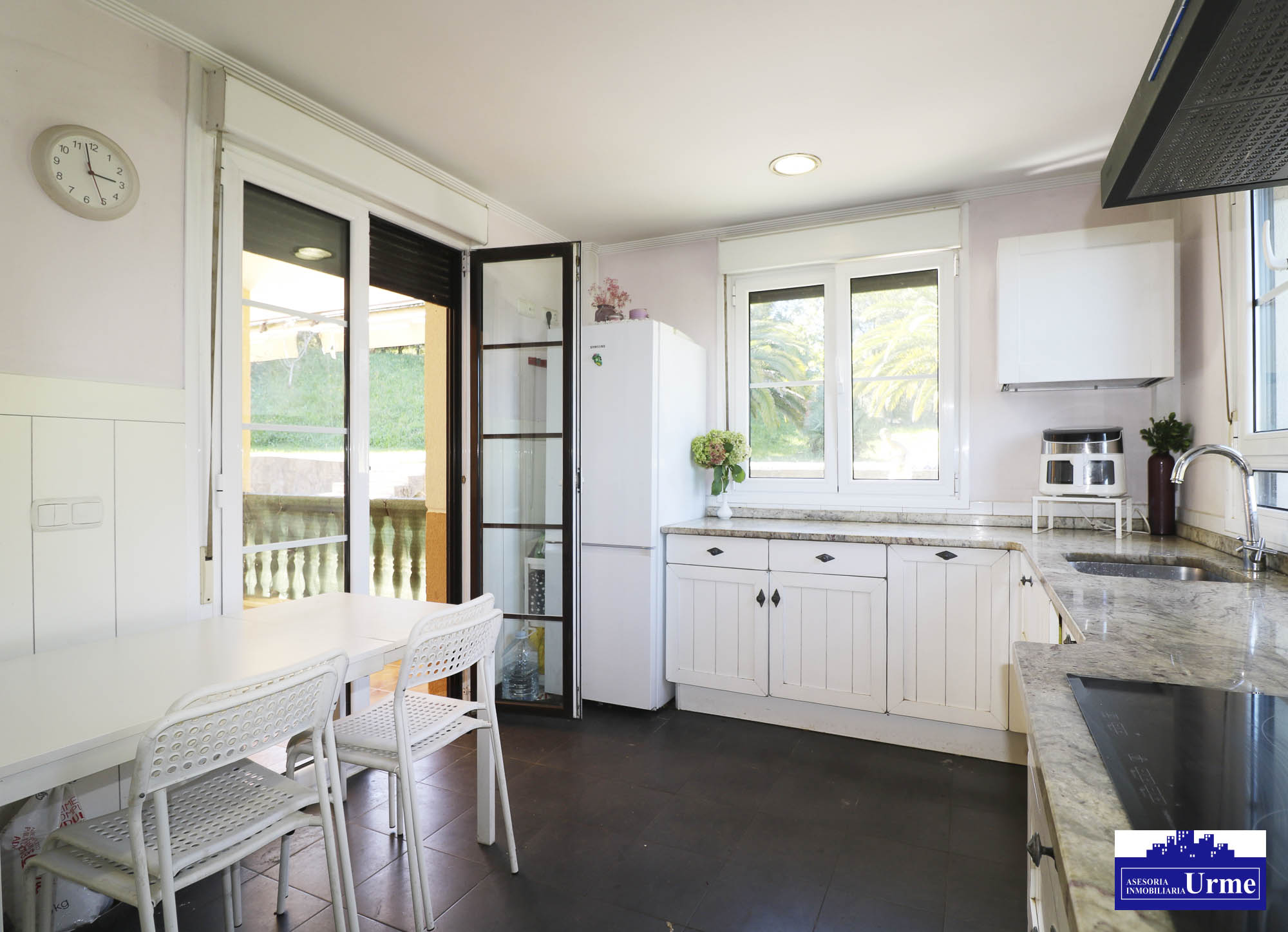 Espectacular villa con piscina en zona tranquila a pocos minutos de Irún. Infórmate!!