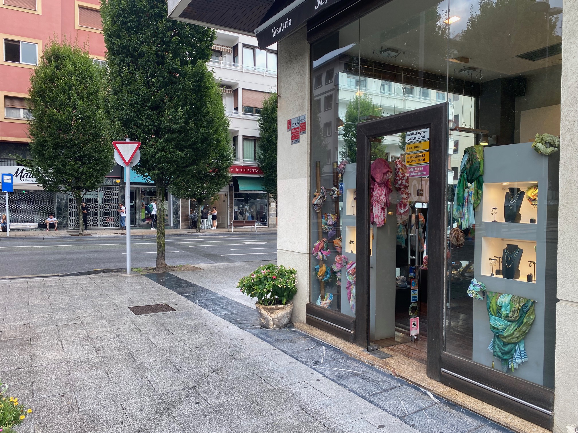 En Luis Mariano se vende local en esquina, elegante y en perfecto estado! infórmate en nuestras oficinas!