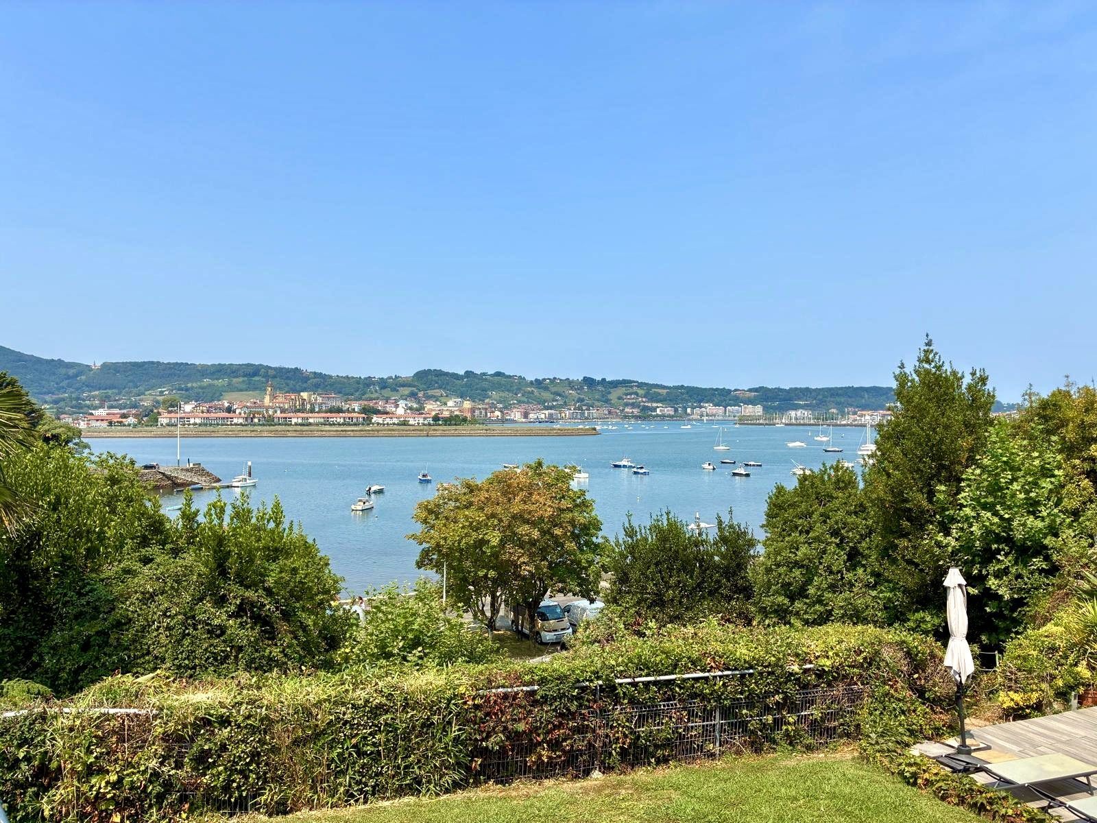 IMPRESIONANTES vistas a Fuenterrabia y bahia de Txingudy!Villa individual con piscina climatizada en parcela de 1810m2.Tes sorprendera!!! 