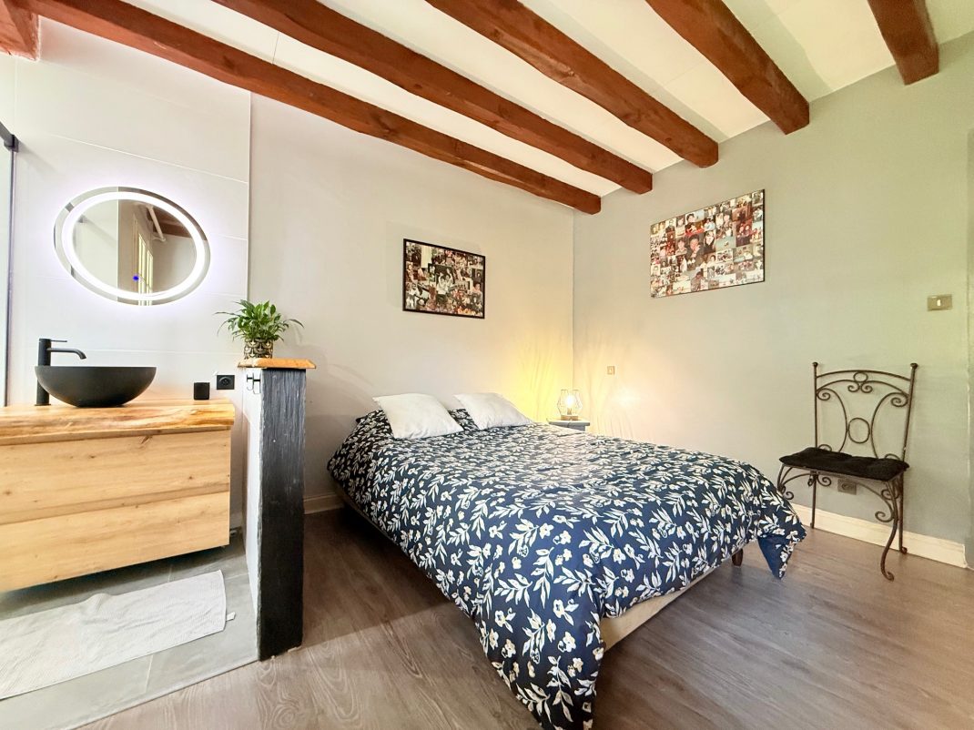 En Biriatou, Villa estilo basque con piscina climatizada! Parcela arbolada de 2918m2.Acceso a autopista y frontera a proximidad.Te encantara!! Ven a visitarla