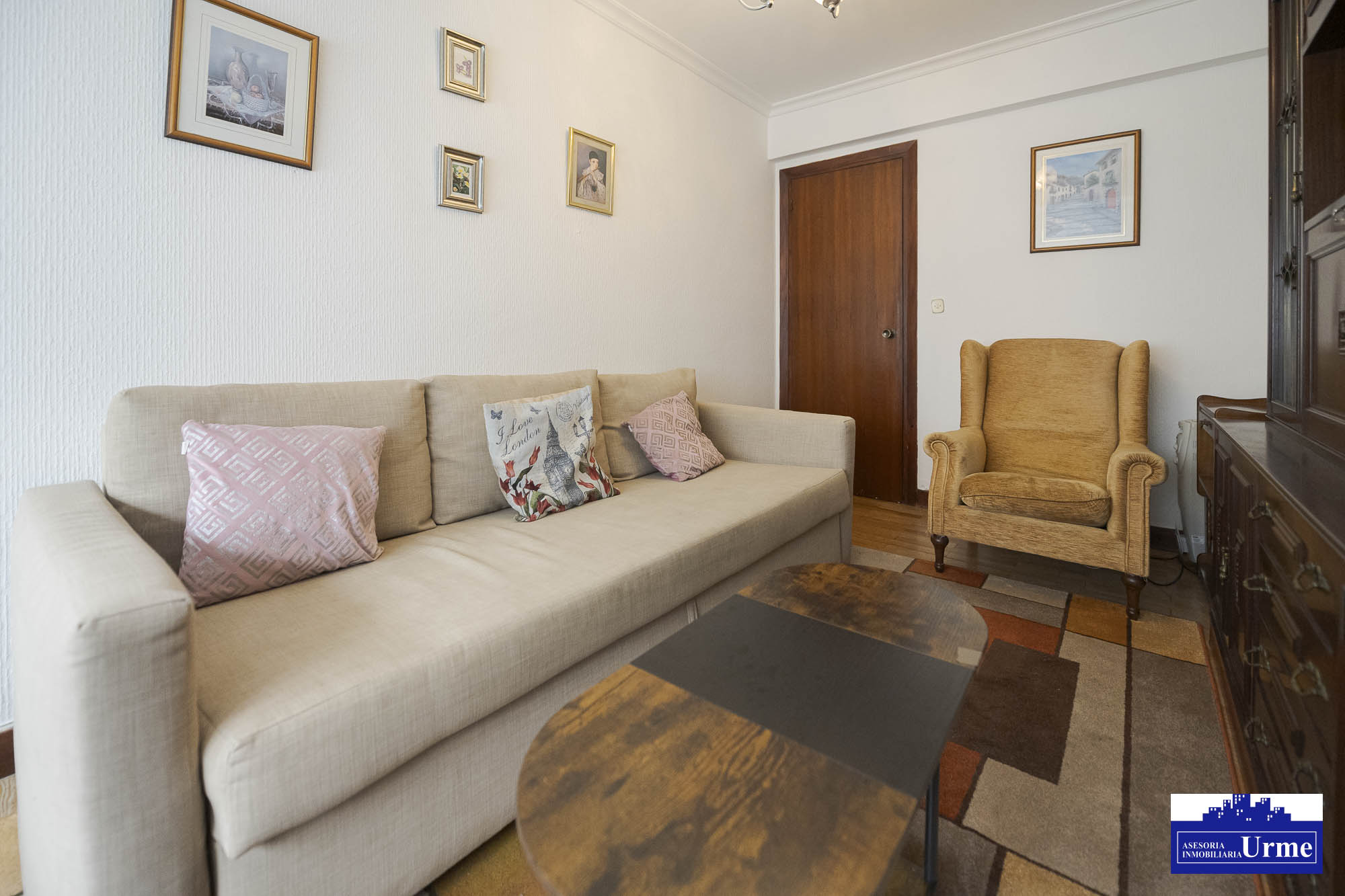 En San Miguel junto a correos, vivienda de 3 habitaciones, salon, cocina equipada con salida a balcon, 2 aseos un baño.Trastero. Para actualizar!!informate