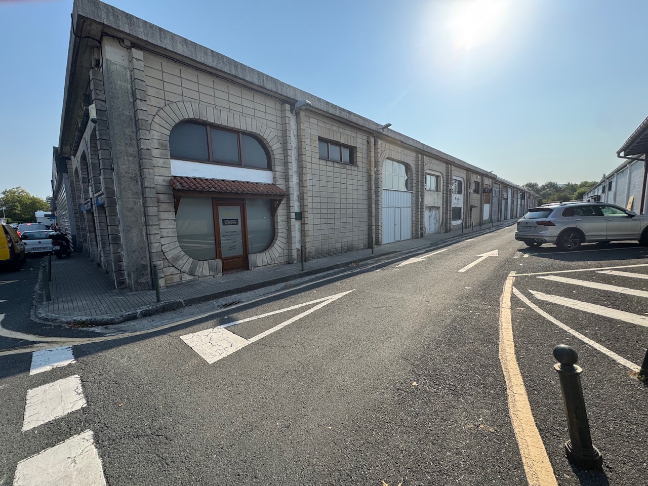 En Hondarribi Local junto a Alkain, en esquina, 334m2 en dos plantas distribuidos en almacen, oficinas y garaje. Muy interesante!!!Informate!! En Hondarribi Local junto a Alkain, en esquina, 334m2 en dos plantas distribuidos en almacen, oficinas y garaje. Muy interesante!!!Informate!!
