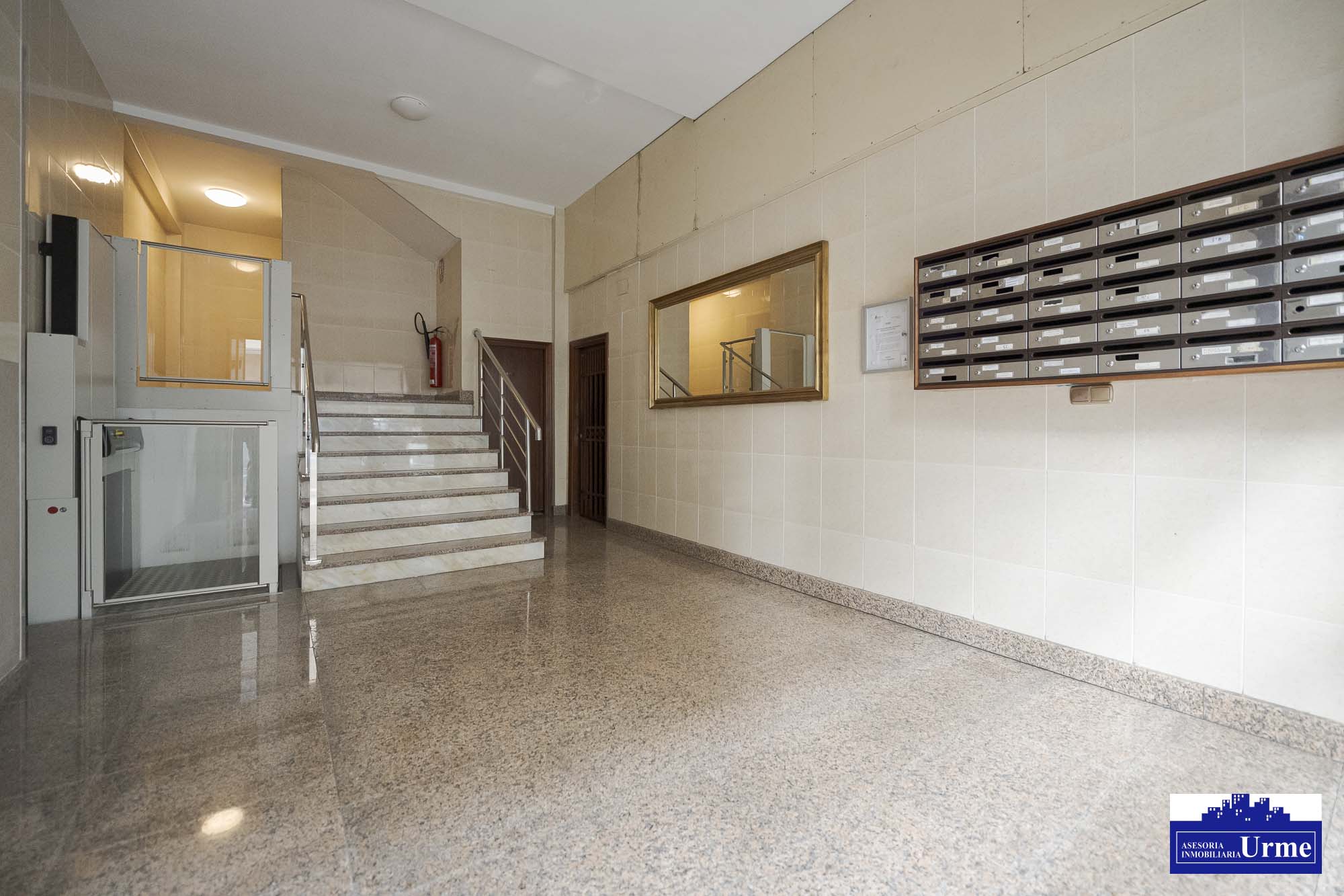 En San Miguel junto a correos, vivienda de 3 habitaciones, salon, cocina equipada con salida a balcon, 2 aseos un baño.Trastero. Para actualizar!!informate