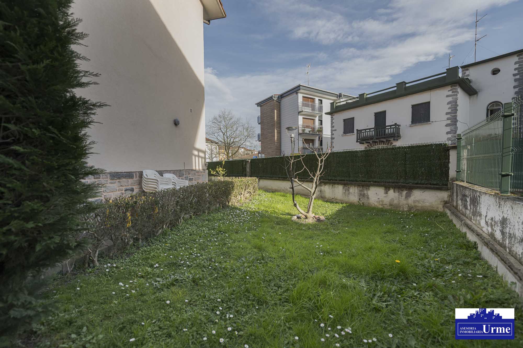 Próxima al ayuntamiento de Irún, villa individual en parcela de 700m2.Dos plantas de 90m2, jardín balcón garaje, txoko. Infórmate!!!