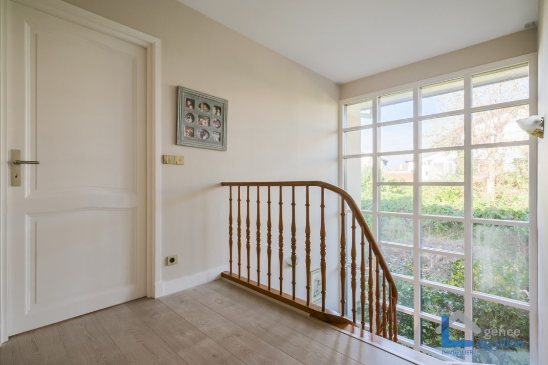 Villa de arquitecto en zona tranquila, elegante y funcional!!! ubicada cerca del Centro en una calle tranquila y sin salida. Ven a conocerla!!!