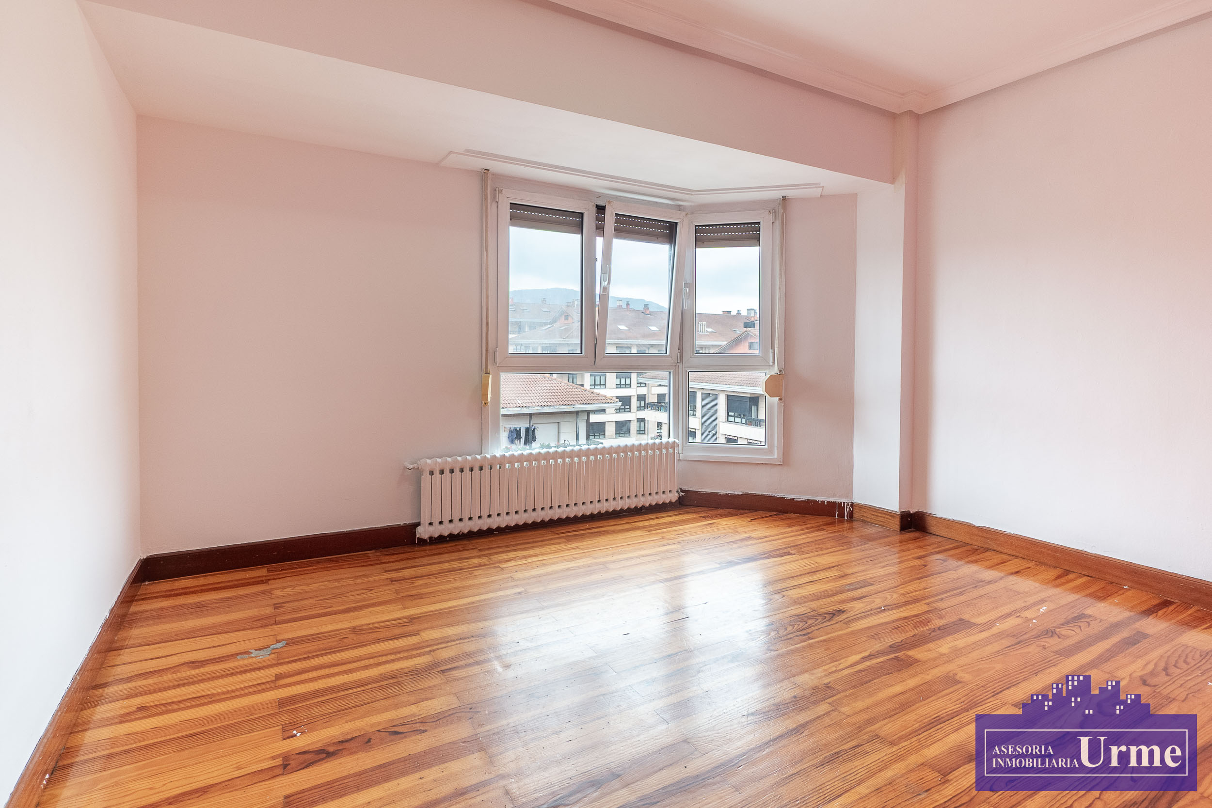 Zona Anzaran, ultima planta, vivienda de 90m2 útiles con terraza, exterior, 3 habitaciones, 2 baños, salón majo cuadrado, cocina equipada. Infórmate!!!!