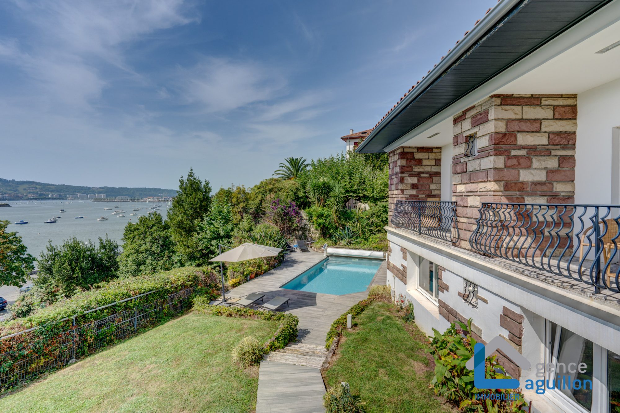 IMPRESIONANTES vistas a Fuenterrabia y bahia de Txingudy!Villa individual con piscina climatizada en parcela de 1810m2.Tes sorprendera!!! 