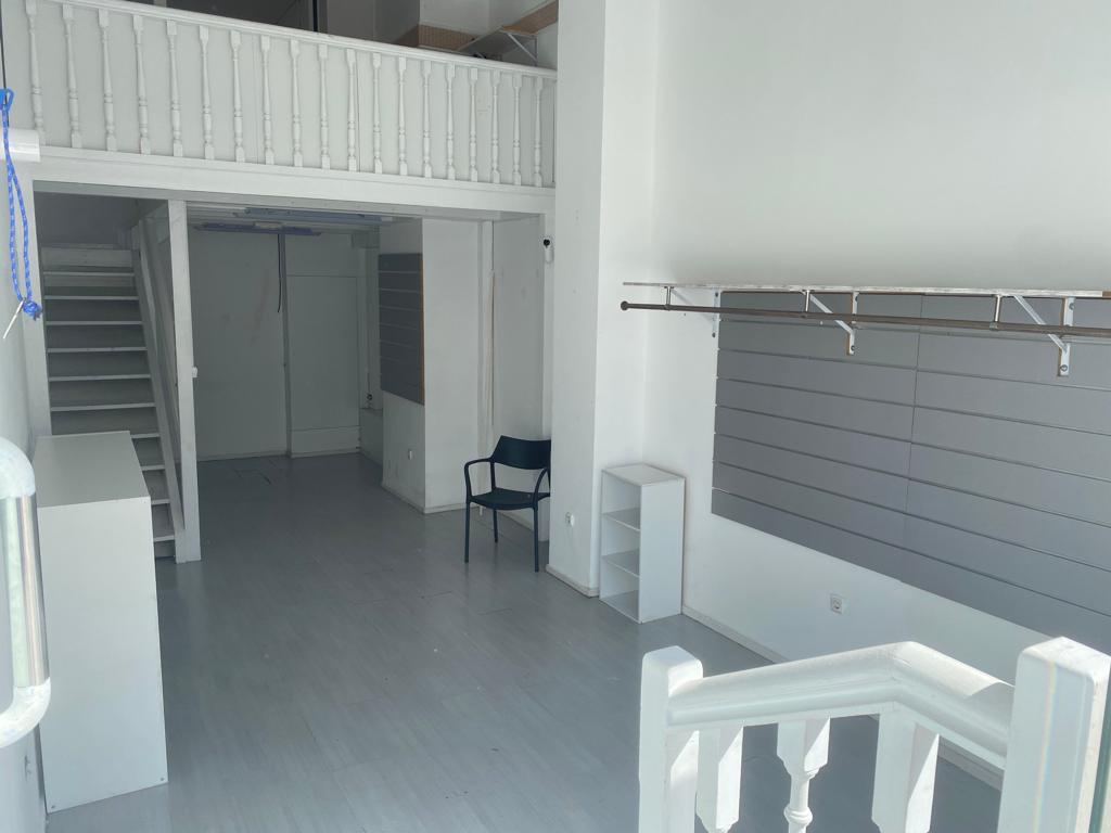 En Luis Mariano, Coqueto local a pie de calle de 30m2+ 20 de altillo ideal despacho o para almacenar. Ultima actividad tatuajes! Informate!!