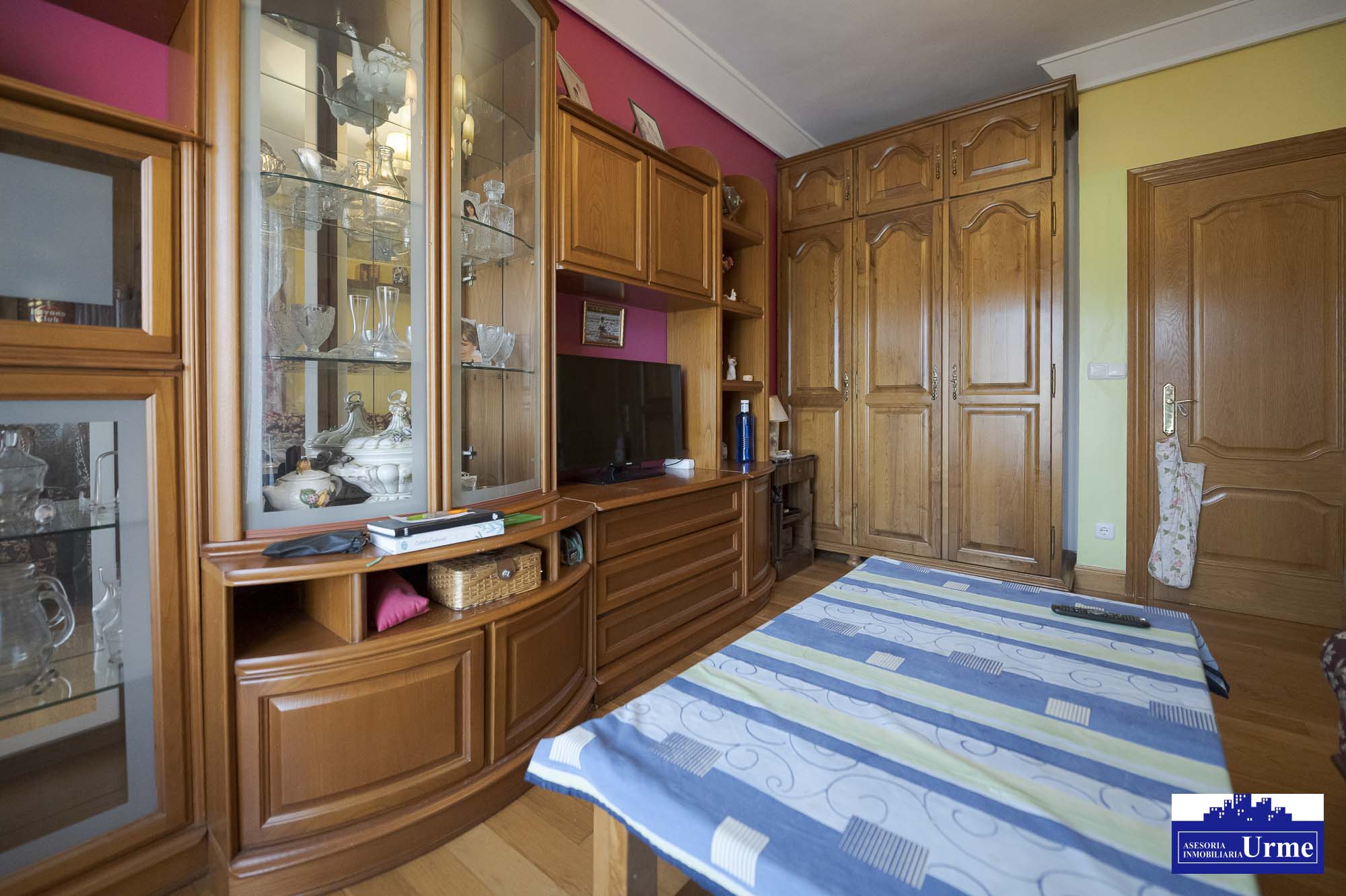 Próxima al ayuntamiento de Irún, villa individual en parcela de 700m2.Dos plantas de 90m2, jardín balcón garaje, txoko. Infórmate!!!