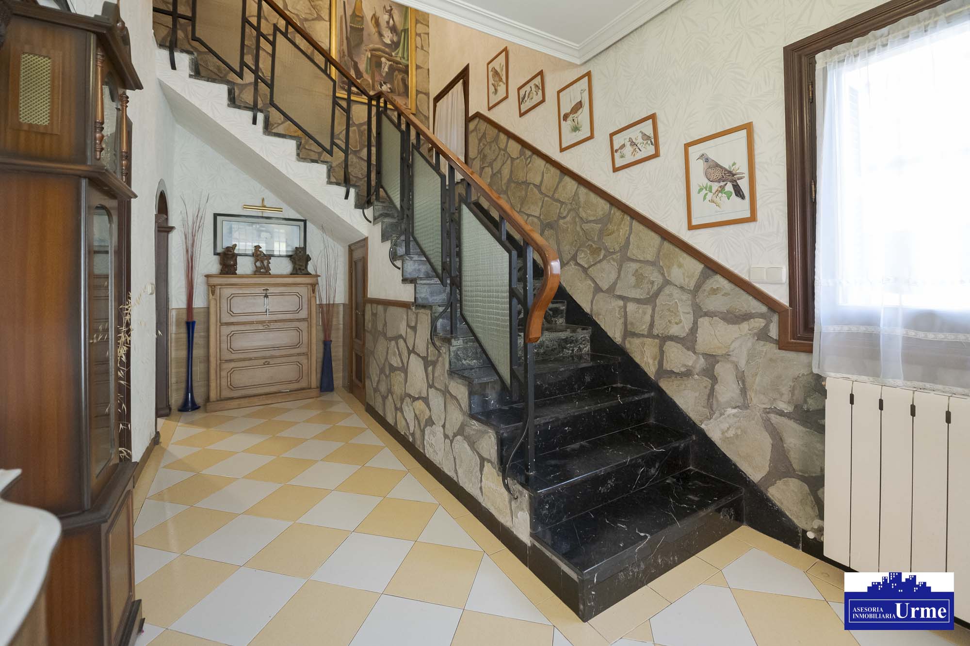 Próxima al ayuntamiento de Irún, villa individual en parcela de 700m2.Dos plantas de 90m2, jardín balcón garaje, txoko. Infórmate!!!