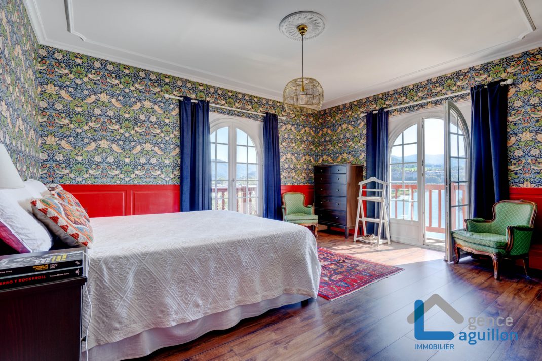 Vistas increíbles a Peñas de Aya y al Bidasoa. Duplex en pequeña comunidad con jardín comunitario y piscina. Proximidad frontera y topo! Infórmate