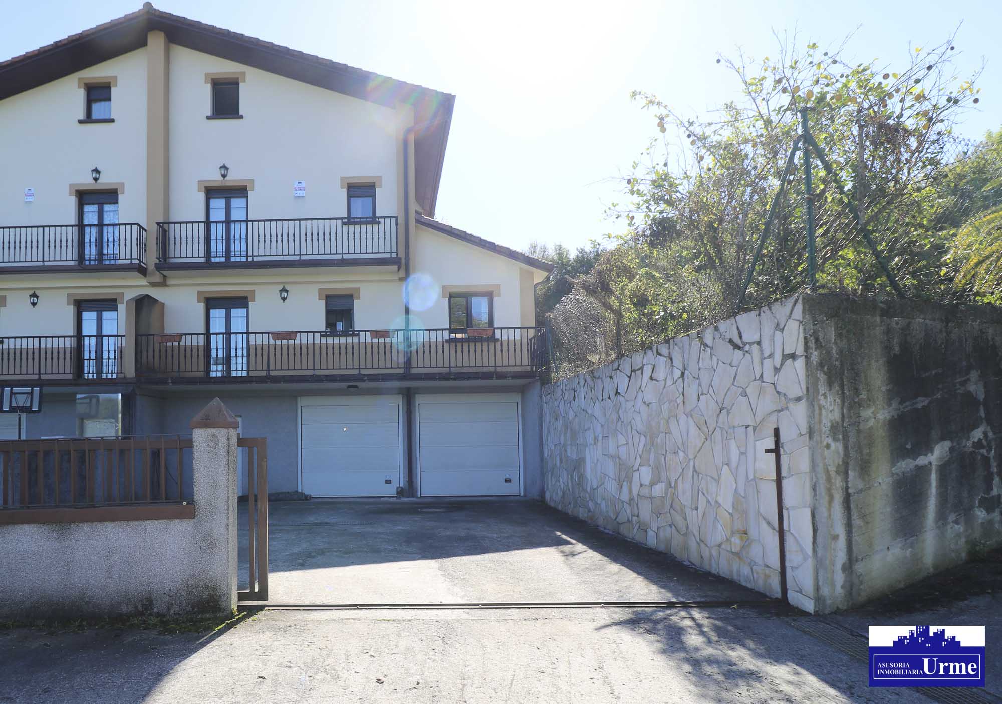 Espectacular villa con piscina en zona tranquila a pocos minutos de Irún. Infórmate!!