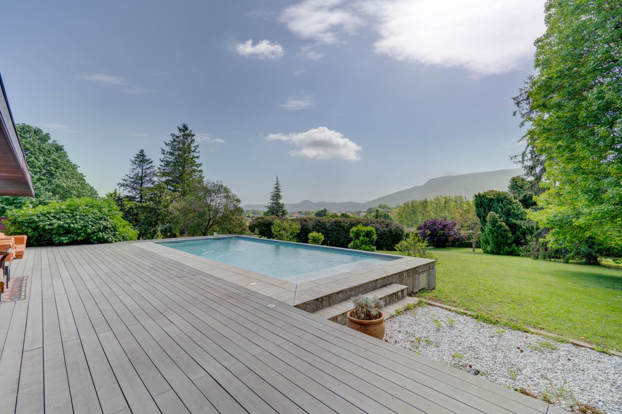 En Urrugne, entorno natural. IMPRESIONANTE villa individual CON PISCINA CLIMATIZADA!!10mil m2 de terreno arbolado y llano. Vistas fantasticas a Larun!!