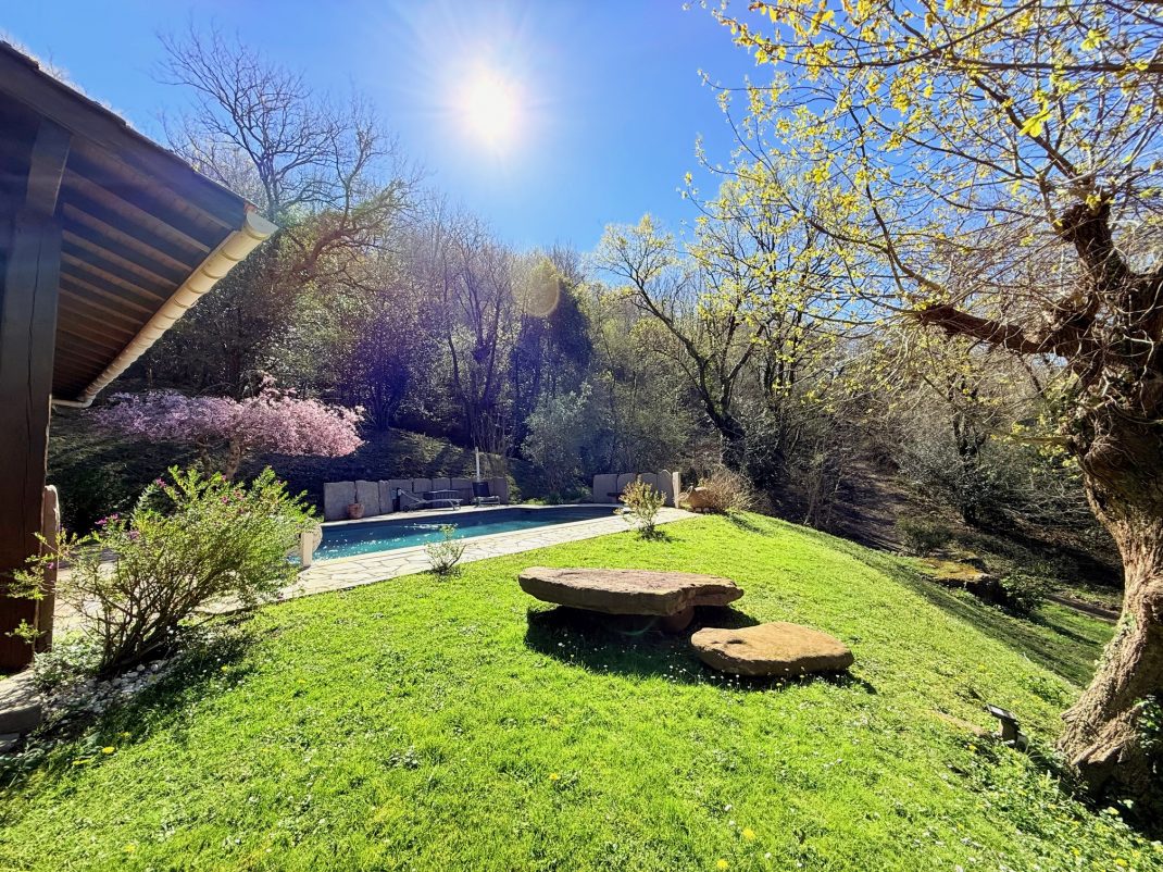 En Biriatou, Villa estilo basque con piscina climatizada! Parcela arbolada de 2918m2.Acceso a autopista y frontera a proximidad.Te encantara!! Ven a visitarla