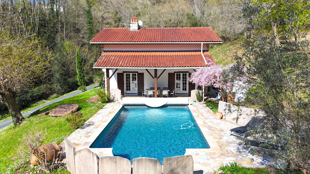 En Biriatou, Villa estilo basque con piscina climatizada! Parcela arbolada de 2918m2.Acceso a autopista y frontera a proximidad.Te encantara!! Ven a visitarla