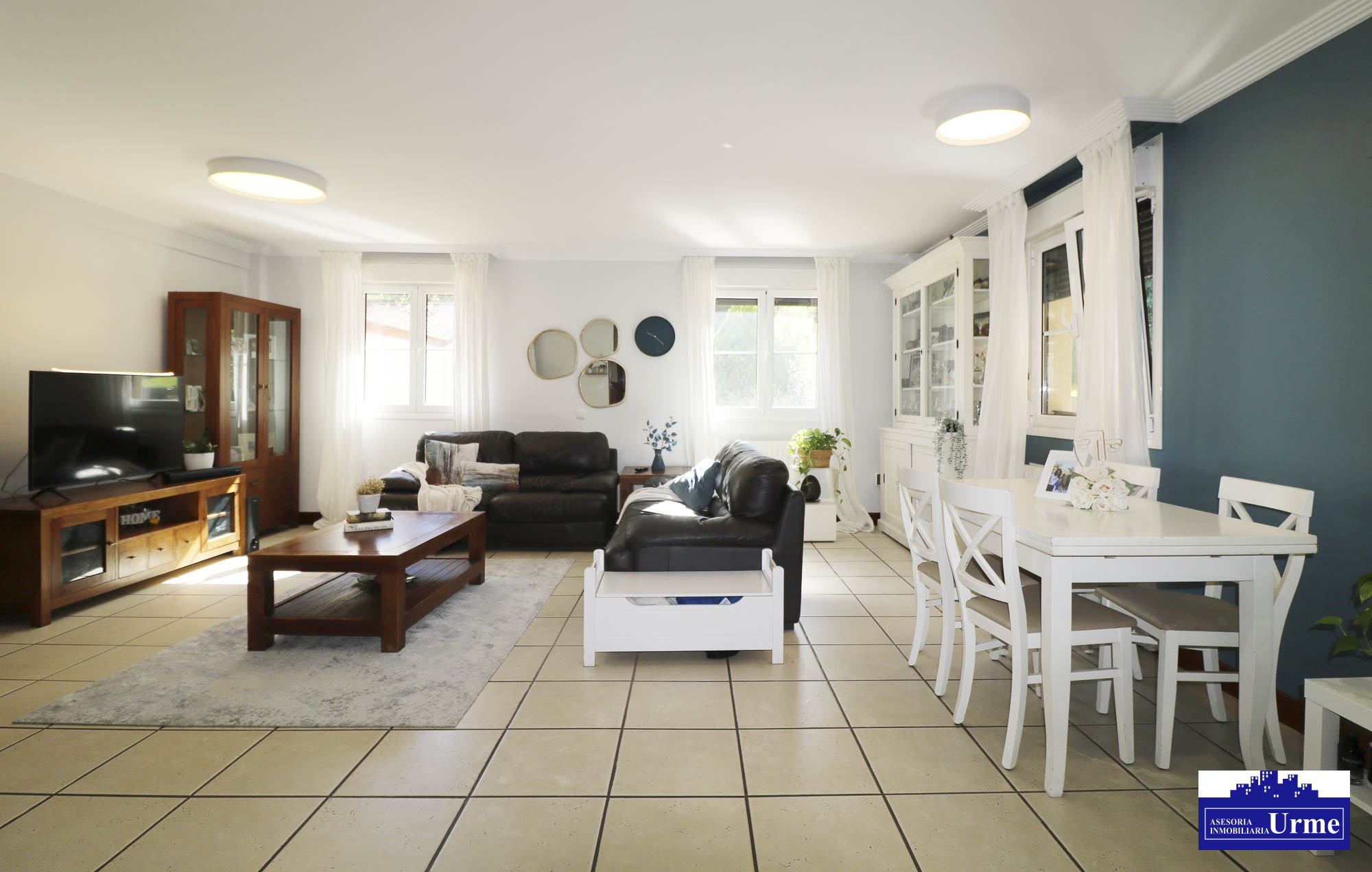 Espectacular villa con piscina en zona tranquila a pocos minutos de Irún. Infórmate!!