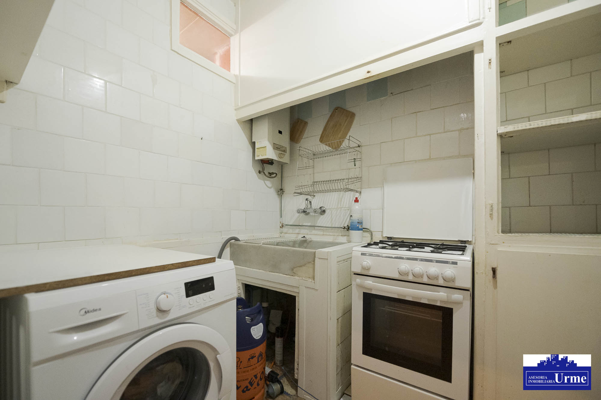 En plaza pio XII, a reformar totalmente! fachada y tejado realizados.53m2, actualmente 2 habitaciones, sala, cocina y baño. Informate!