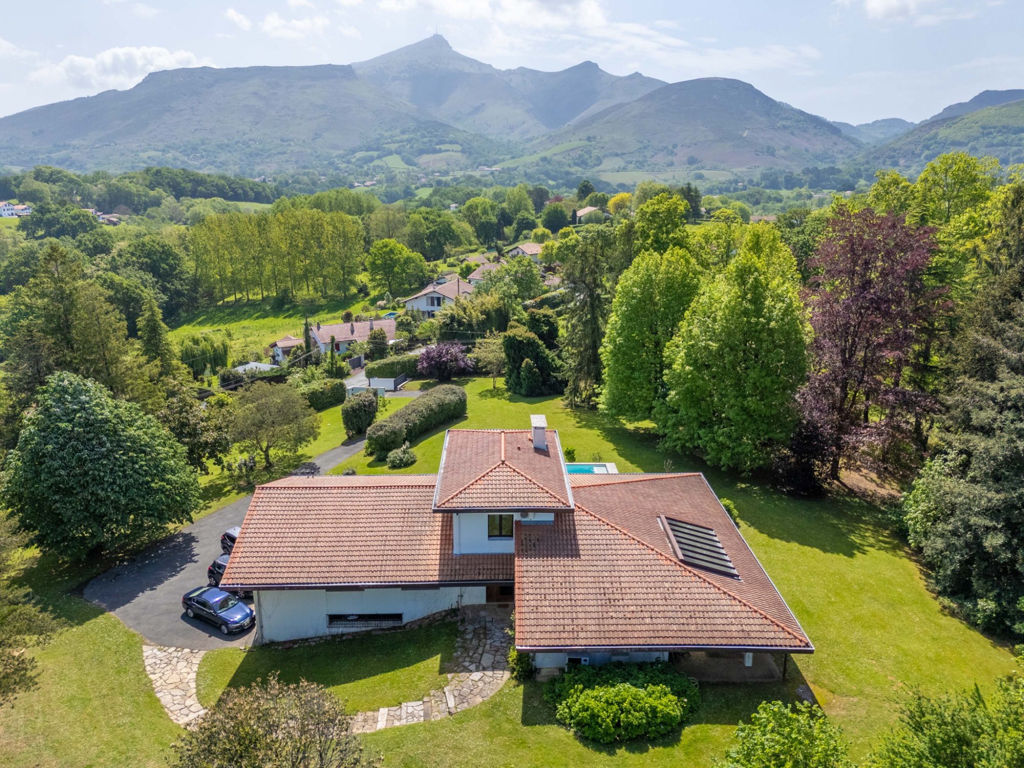 En Urrugne, entorno natural. IMPRESIONANTE villa individual CON PISCINA CLIMATIZADA!!10mil m2 de terreno arbolado y llano. Vistas fantasticas a Larun!!