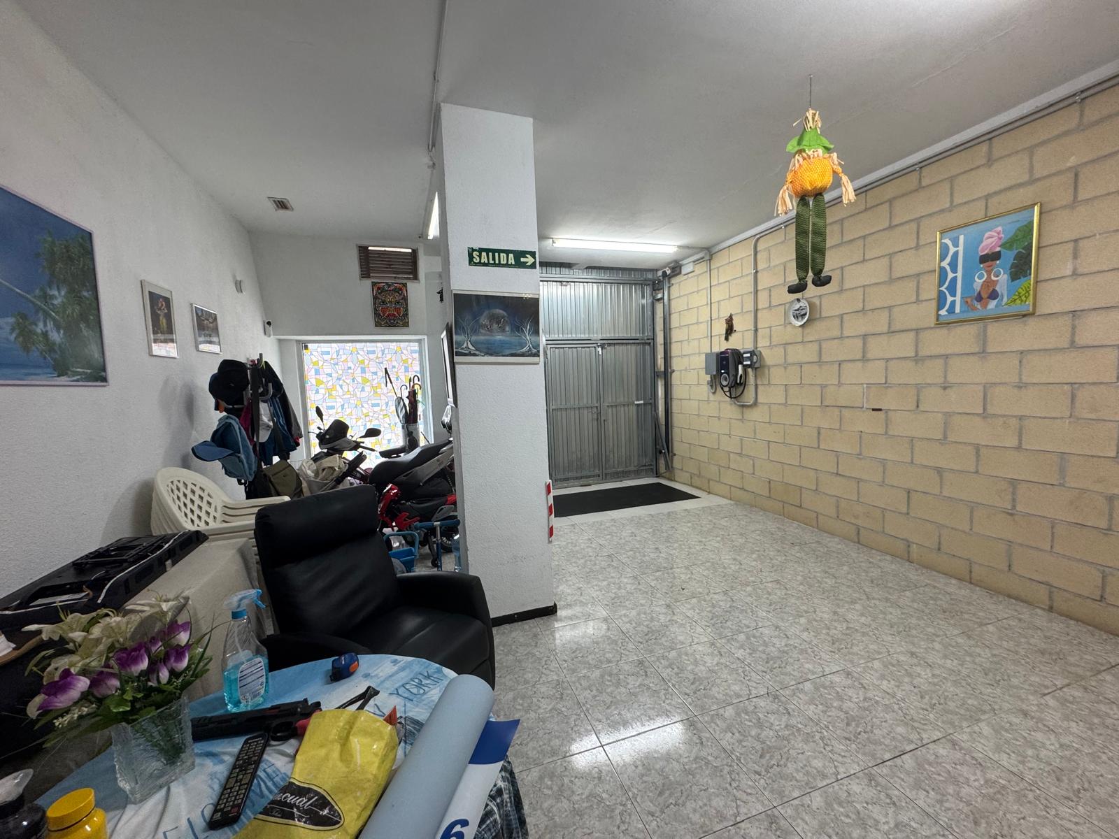 Garaje cerrado de 40m2 en zona peatonal con tarjeta, a pie de calle. Coche grande, trastero o txoko. Zona Artia. Informate!!! Garaje cerrado de 40m2 en zona peatonal con tarjeta, a pie de calle. Coche grande, trastero o txoko. Zona Artia. Informate!!!