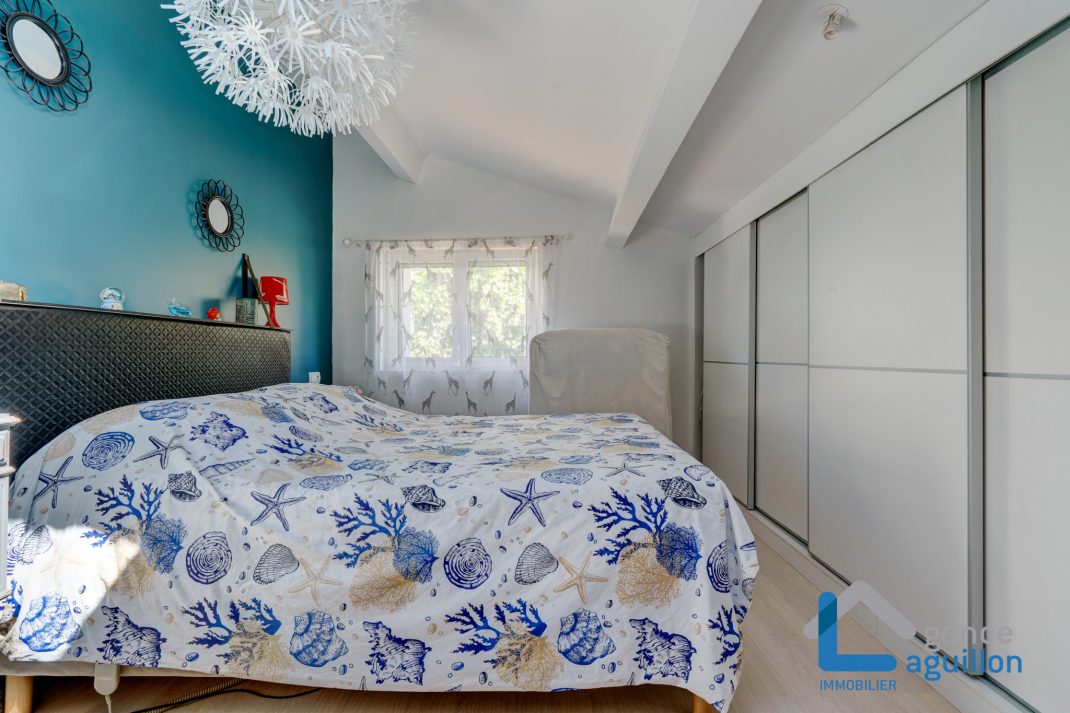 Con un toque especial, villa adosada en el centro. Con 2 amplias terrazas. Comercio a pie. Topo a proximidad. Para entrar a vivir!!