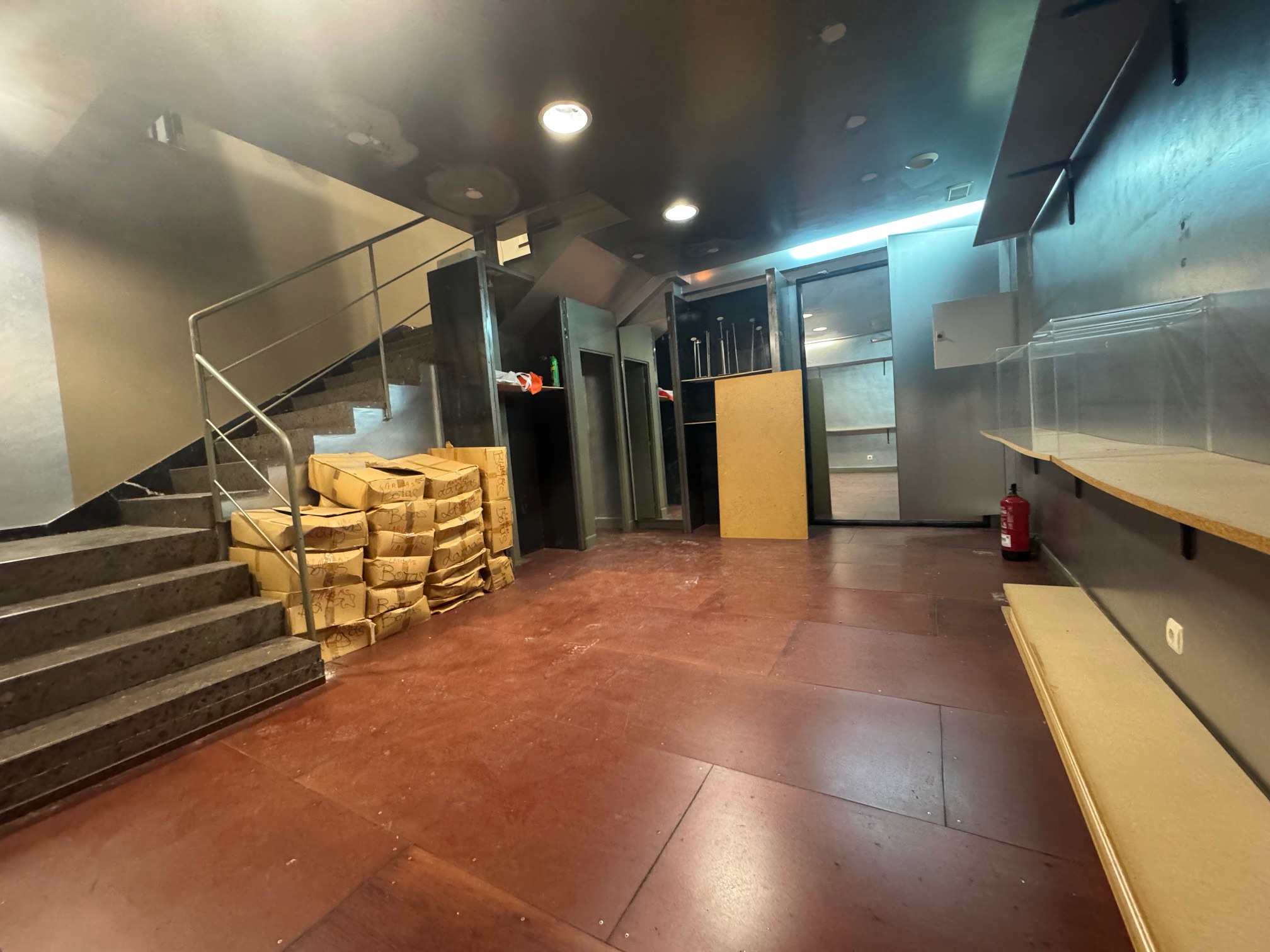 En Luis Mariano, local comercial 100 m2, distribuidos en 3 plantas (60m2 planta principal) Excelente ubicación! Infórmate en nuestras oficinas de Paseo de Colon 27. En Luis Mariano, local comercial 100 m2, distribuidos en 3 plantas (60m2 planta principal) Excelente ubicación! Infórmate en nuestras oficinas de Paseo de Colon 27.