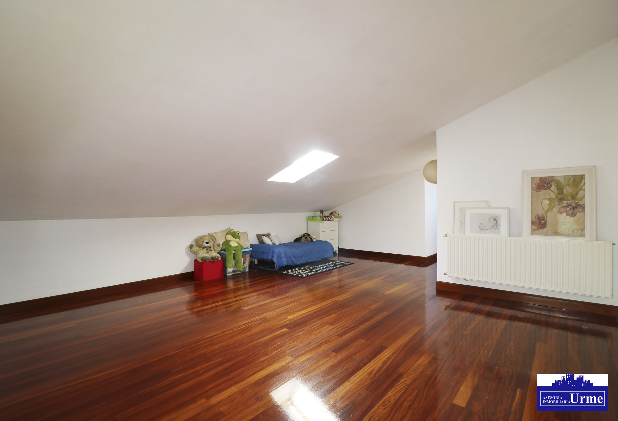 Espectacular villa con piscina en zona tranquila a pocos minutos de Irún. Infórmate!!