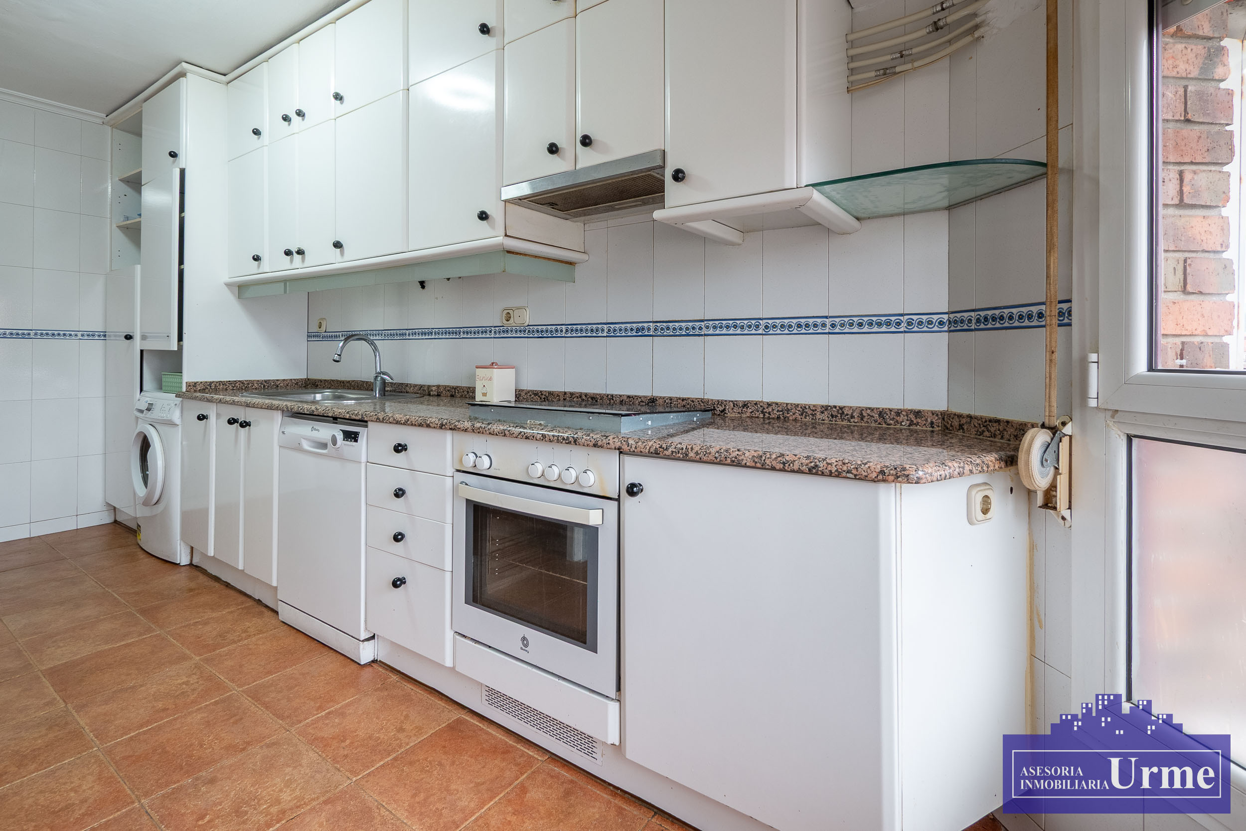 Zona Anzaran, ultima planta, vivienda de 90m2 útiles con terraza, exterior, 3 habitaciones, 2 baños, salón majo cuadrado, cocina equipada. Infórmate!!!!