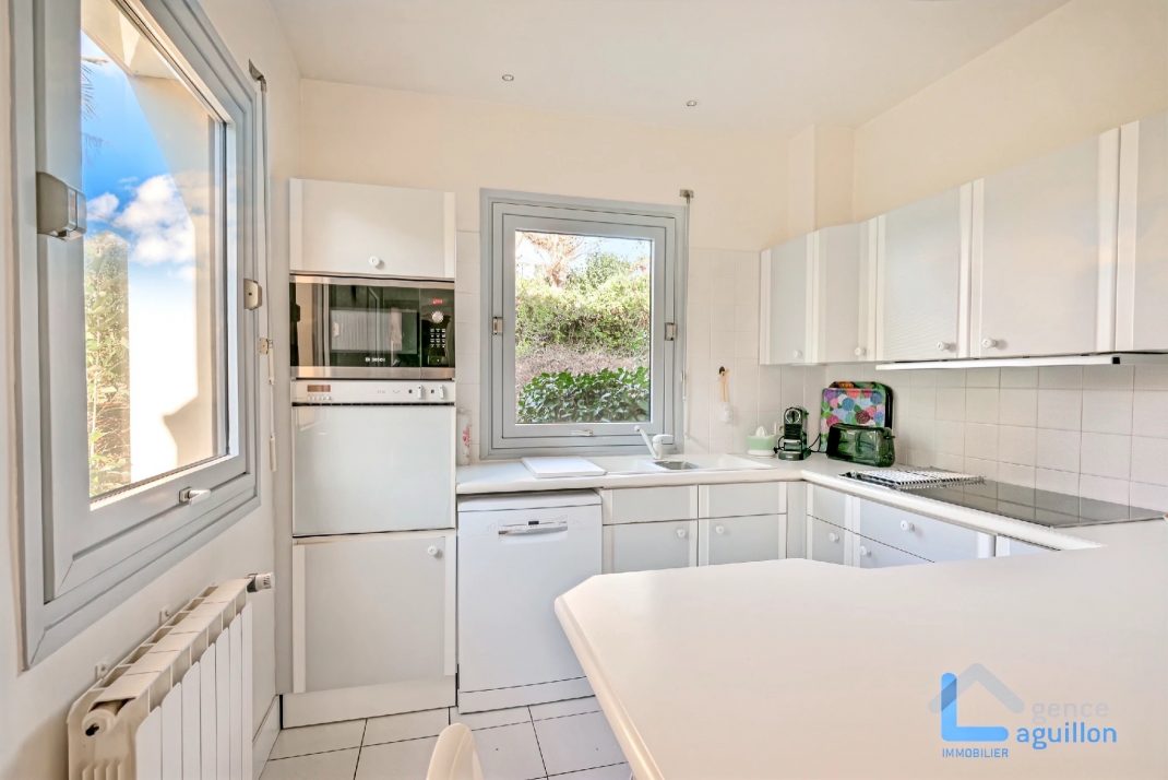 Villa de arquitecto en zona tranquila, elegante y funcional!!! ubicada cerca del Centro en una calle tranquila y sin salida. Ven a conocerla!!!