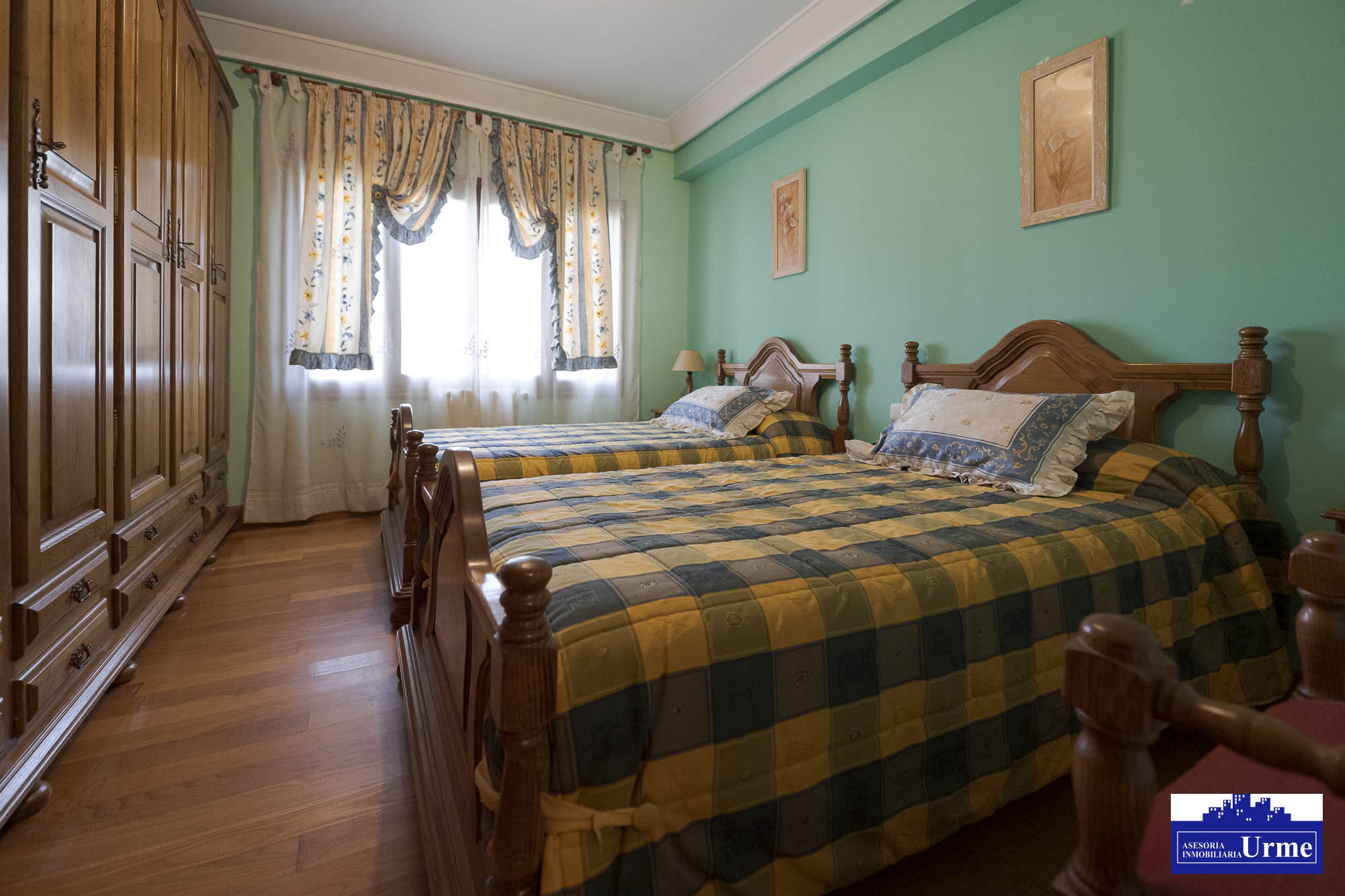 Próxima al ayuntamiento de Irún, villa individual en parcela de 700m2.Dos plantas de 90m2, jardín balcón garaje, txoko. Infórmate!!!