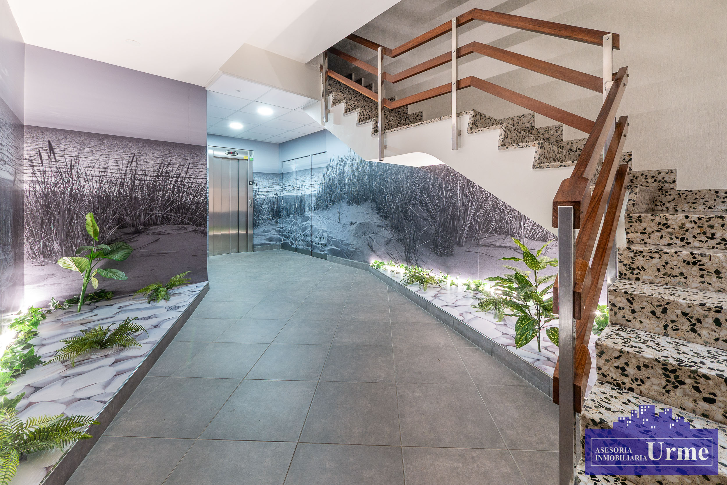 Zona Anzaran, ultima planta, vivienda de 90m2 útiles con terraza, exterior, 3 habitaciones, 2 baños, salón majo cuadrado, cocina equipada. Infórmate!!!!