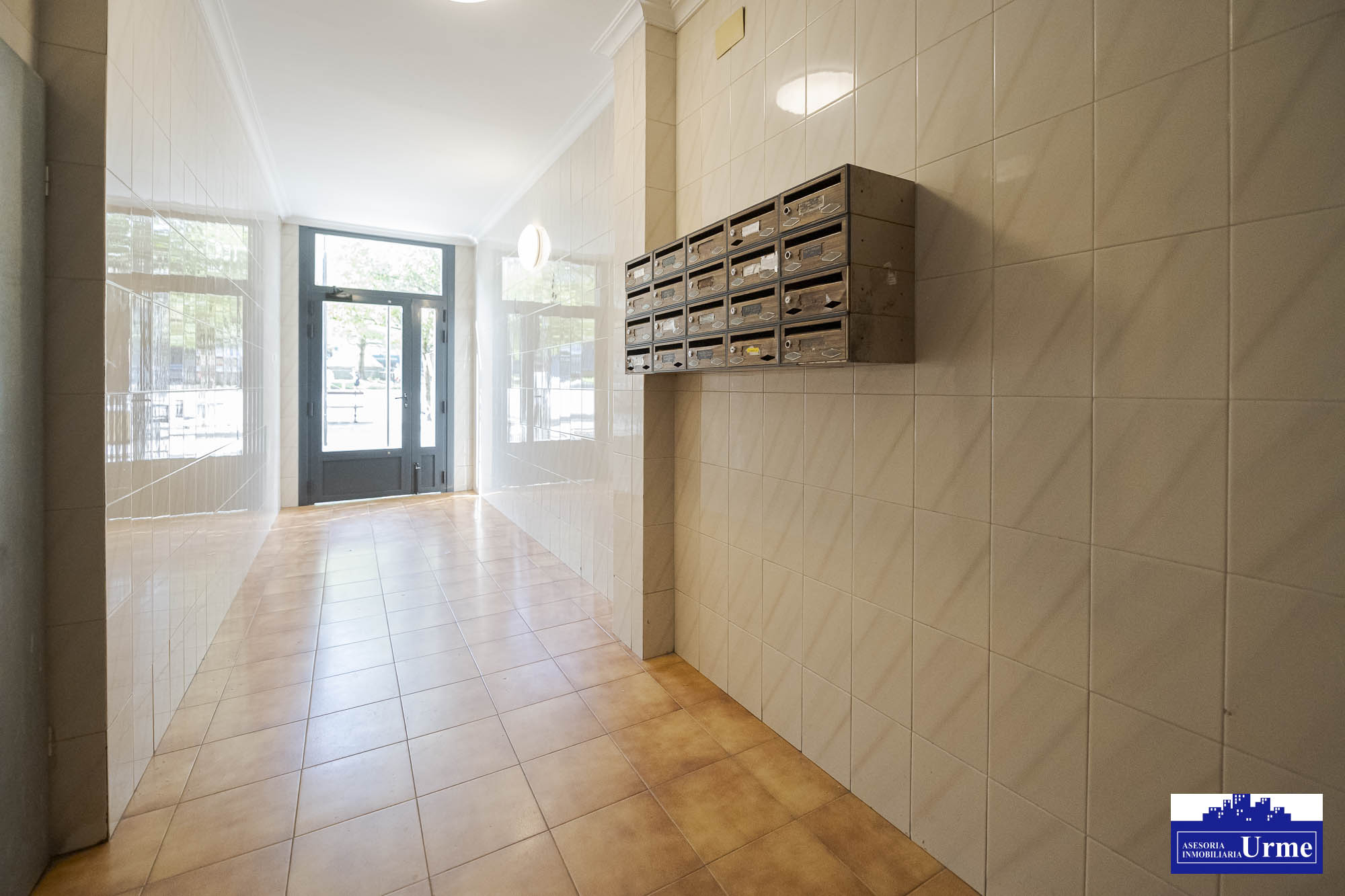 En plaza pio XII, a reformar totalmente! fachada y tejado realizados.53m2, actualmente 2 habitaciones, sala, cocina y baño. Informate!