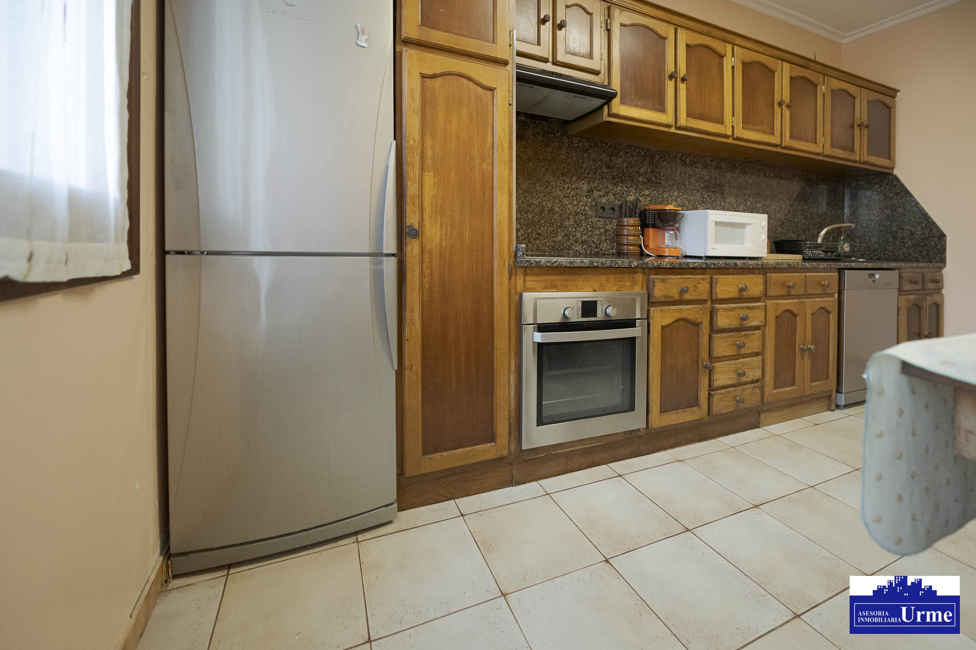 Próxima al ayuntamiento de Irún, villa individual en parcela de 700m2.Dos plantas de 90m2, jardín balcón garaje, txoko. Infórmate!!!