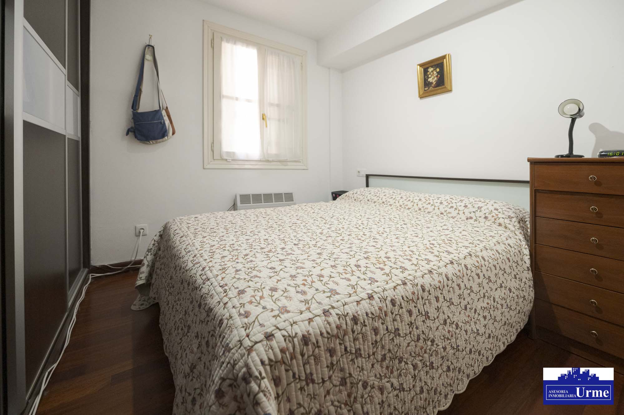 Junto al ascensor del ayuntamiento. Vivienda en ultima planta con ascensor. Alquilada actualmente. Infórmate!