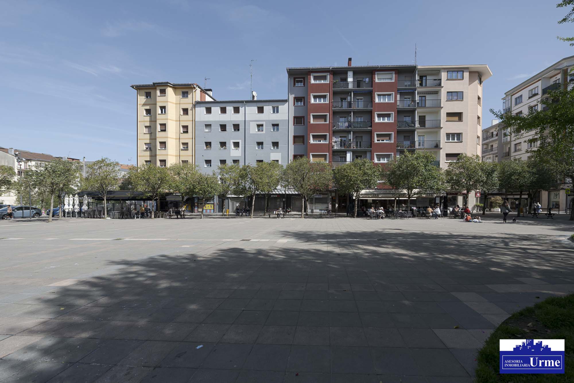 En plaza pio XII, a reformar totalmente! fachada y tejado realizados.53m2, actualmente 2 habitaciones, sala, cocina y baño. Informate!