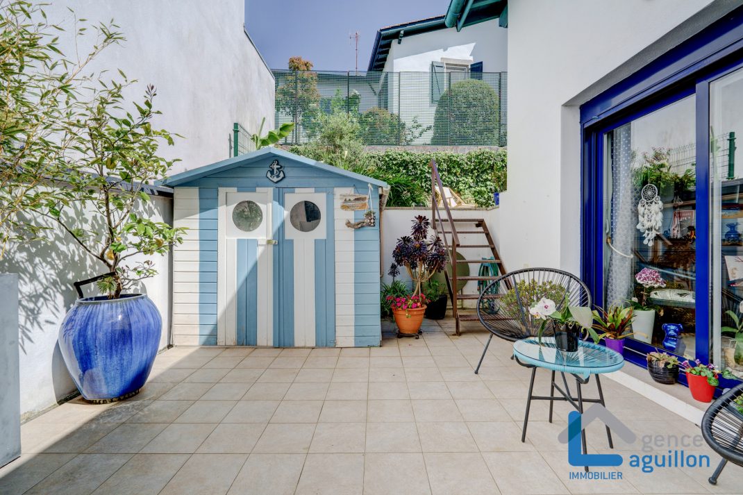 Con un toque especial, villa adosada en el centro. Con 2 amplias terrazas. Comercio a pie. Topo a proximidad. Para entrar a vivir!!