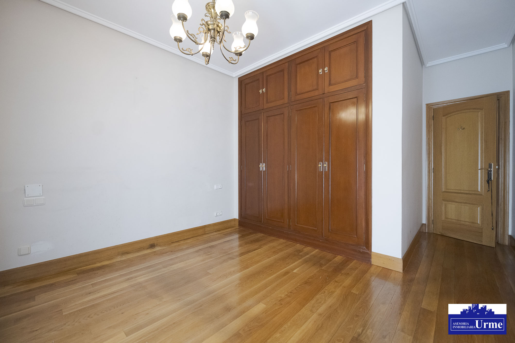 Magnifica vivienda en comunidad de 3 vecinos.110m2, 4 habitaciones, salon,cocina,2 baños,balcon.Garaje doble. Jardin comunitario.Ubicacion excepcional! Magnifica vivienda en comunidad de 3 vecinos.110m2, 4 habitaciones, salon,cocina,2 baños,balcon.Garaje doble. Jardin comunitario.Ubicacion excepcional!