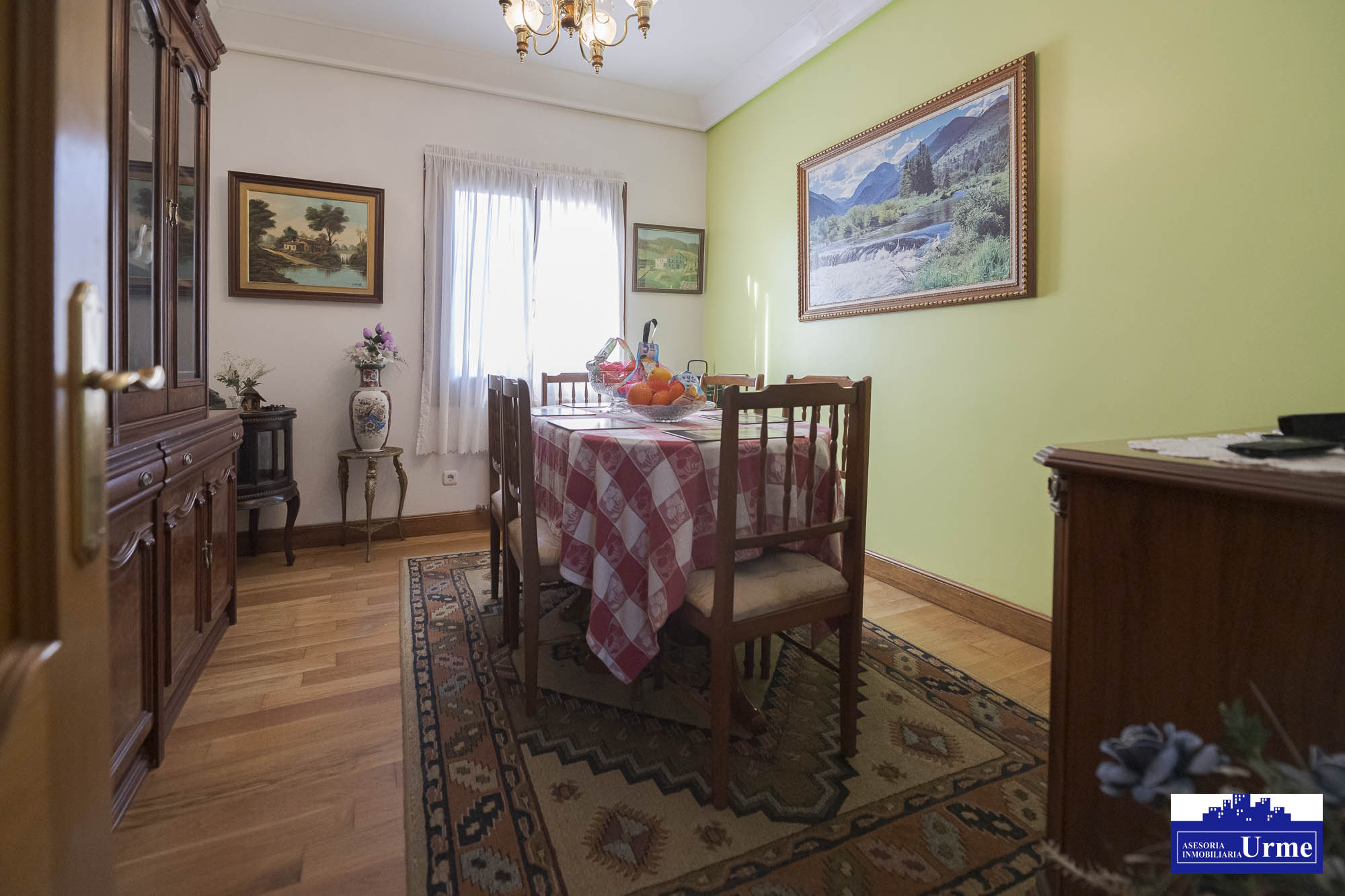 Próxima al ayuntamiento de Irún, villa individual en parcela de 700m2.Dos plantas de 90m2, jardín balcón garaje, txoko. Infórmate!!!