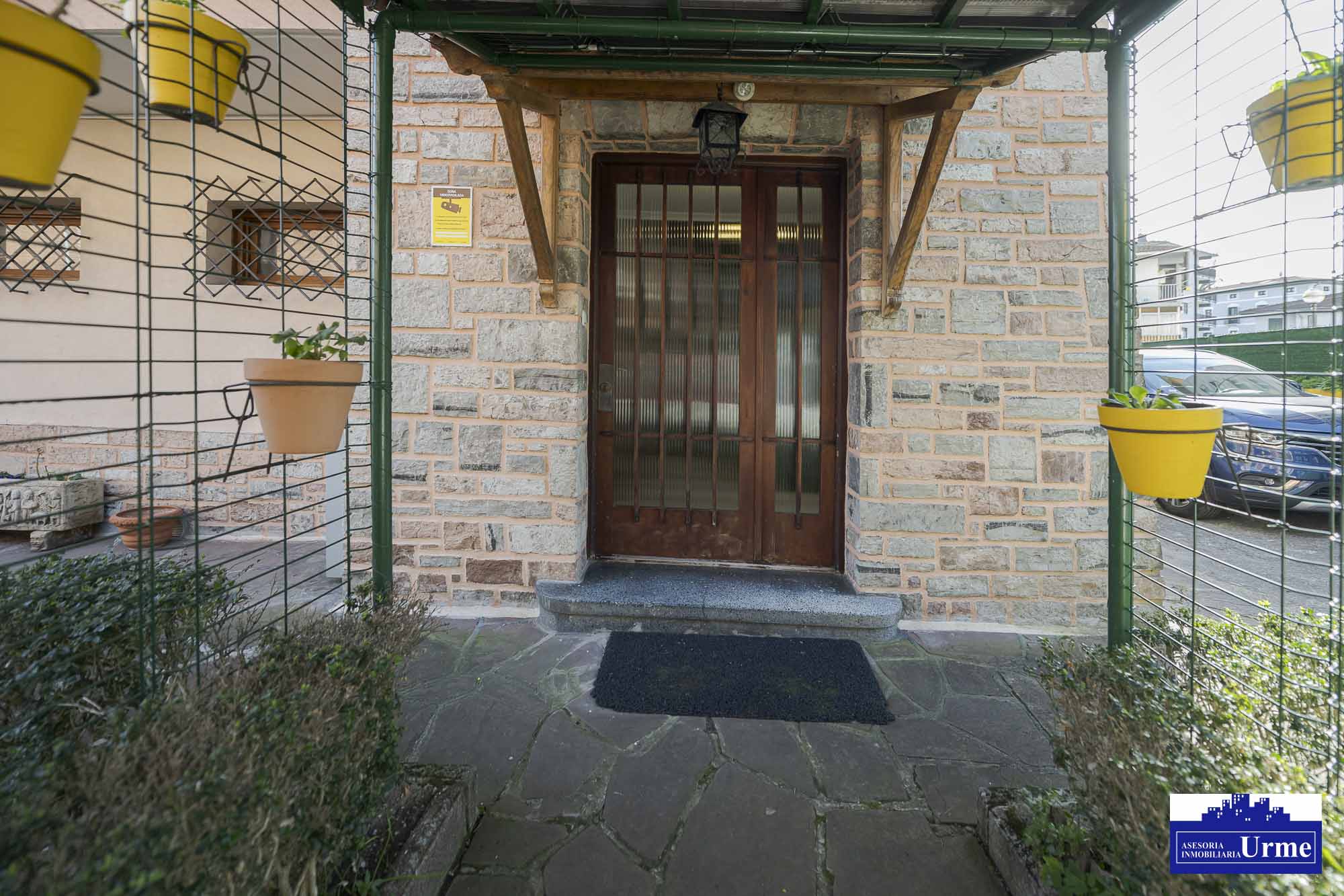 Próxima al ayuntamiento de Irún, villa individual en parcela de 700m2.Dos plantas de 90m2, jardín balcón garaje, txoko. Infórmate!!!