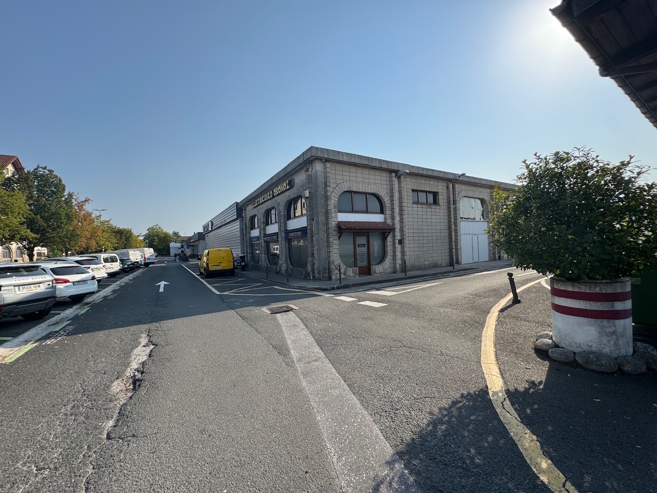 En Hondarribi Local junto a Alkain, en esquina, 334m2 en dos plantas distribuidos en almacen, oficinas y garaje. Muy interesante!!!Informate!! En Hondarribi Local junto a Alkain, en esquina, 334m2 en dos plantas distribuidos en almacen, oficinas y garaje. Muy interesante!!!Informate!!