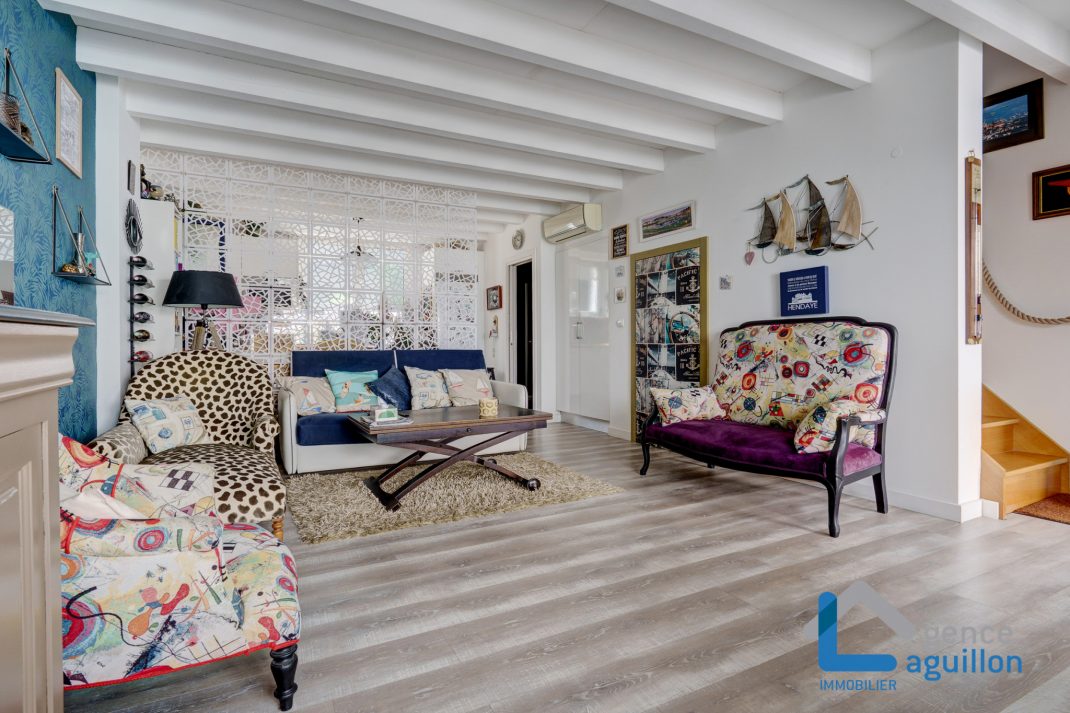 Con un toque especial, villa adosada en el centro. Con 2 amplias terrazas. Comercio a pie. Topo a proximidad. Para entrar a vivir!!