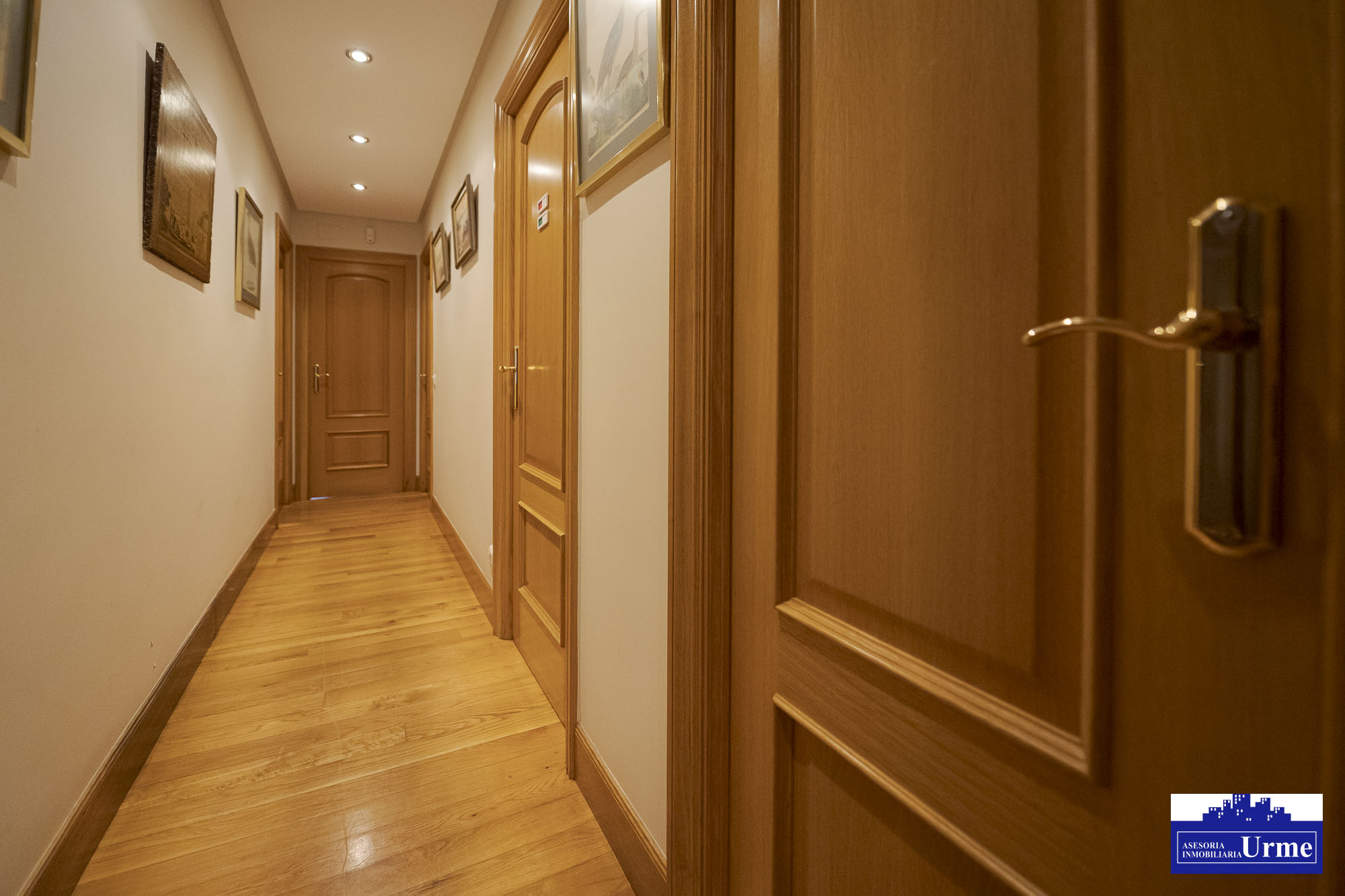 Magnifica vivienda en comunidad de 3 vecinos.110m2, 4 habitaciones, salon,cocina,2 baños,balcon.Garaje doble. Jardin comunitario.Ubicacion excepcional! Magnifica vivienda en comunidad de 3 vecinos.110m2, 4 habitaciones, salon,cocina,2 baños,balcon.Garaje doble. Jardin comunitario.Ubicacion excepcional!