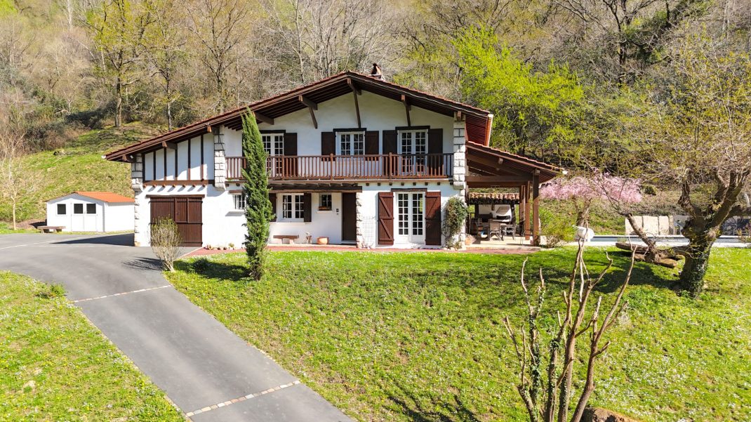 En Biriatou, Villa estilo basque con piscina climatizada! Parcela arbolada de 2918m2.Acceso a autopista y frontera a proximidad.Te encantara!! Ven a visitarla