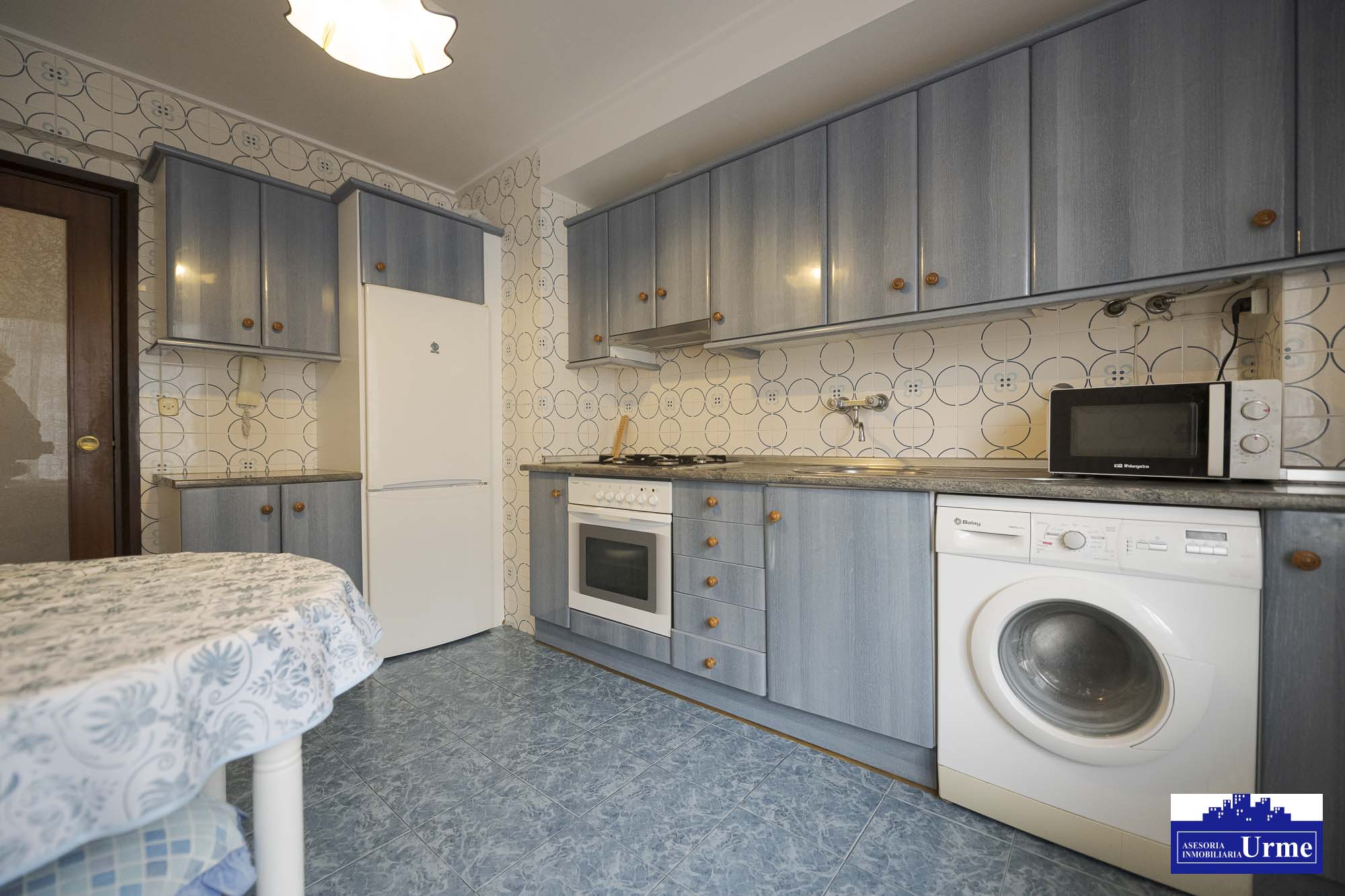 En San Miguel junto a correos, vivienda de 3 habitaciones, salon, cocina equipada con salida a balcon, 2 aseos un baño.Trastero. Para actualizar!!informate