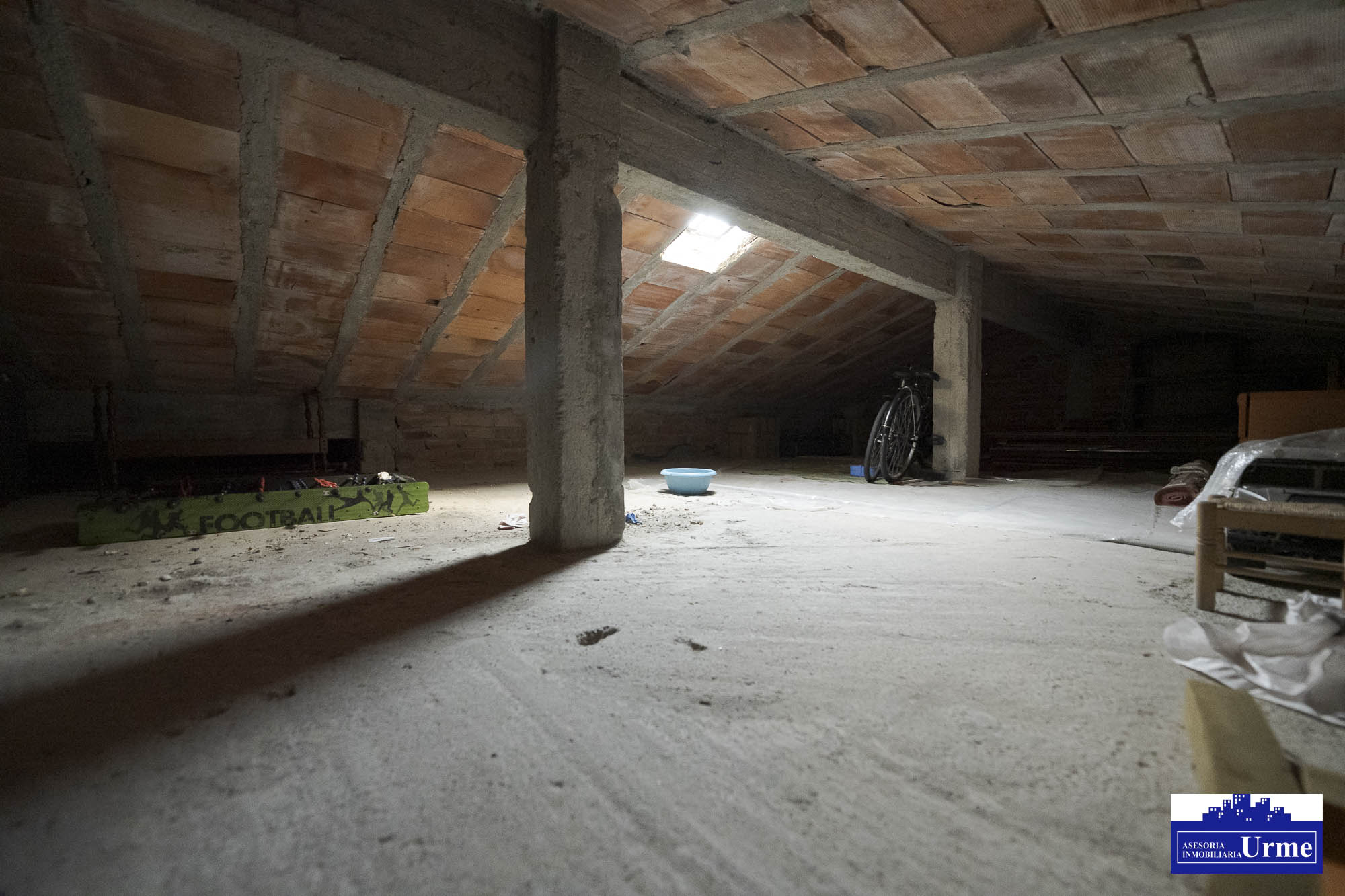 Próxima al ayuntamiento de Irún, villa individual en parcela de 700m2.Dos plantas de 90m2, jardín balcón garaje, txoko. Infórmate!!!