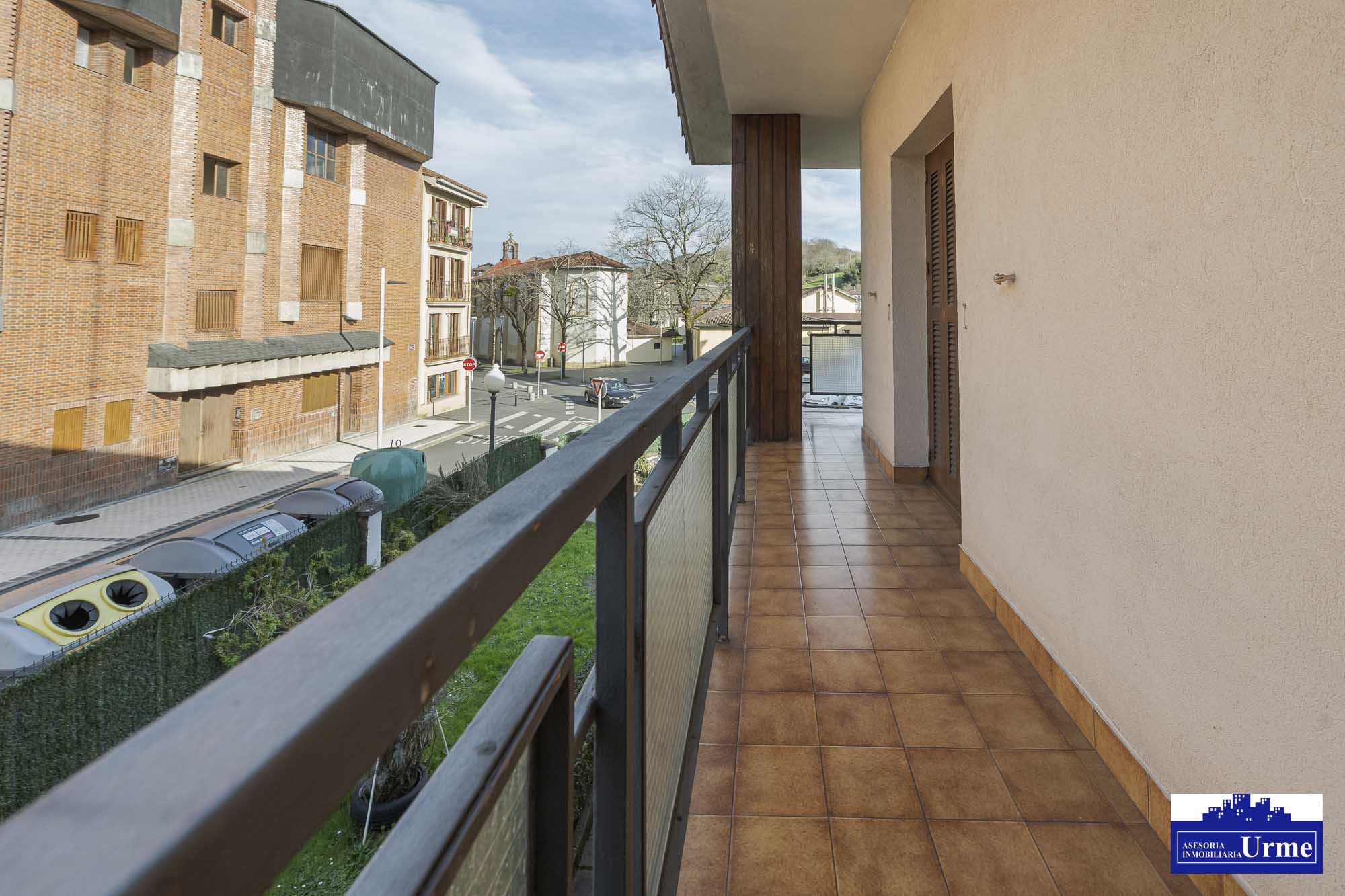 Próxima al ayuntamiento de Irún, villa individual en parcela de 700m2.Dos plantas de 90m2, jardín balcón garaje, txoko. Infórmate!!!